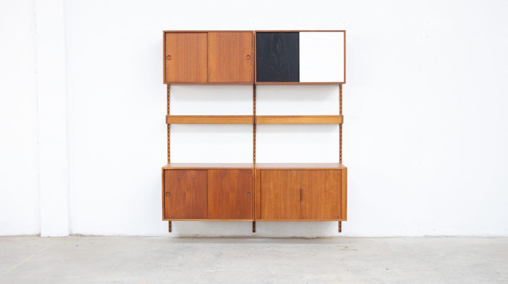 Bibliothèque danoise modulaire du designer Kai Kristiansen en teck, édition de meubles FM. Circa 1960.

Ensemble comprenant 4 armoires et 2 étagères qui se fixent sans outils sur des montants en métal plaqué teck.

Système de rangement : tiroirs en
