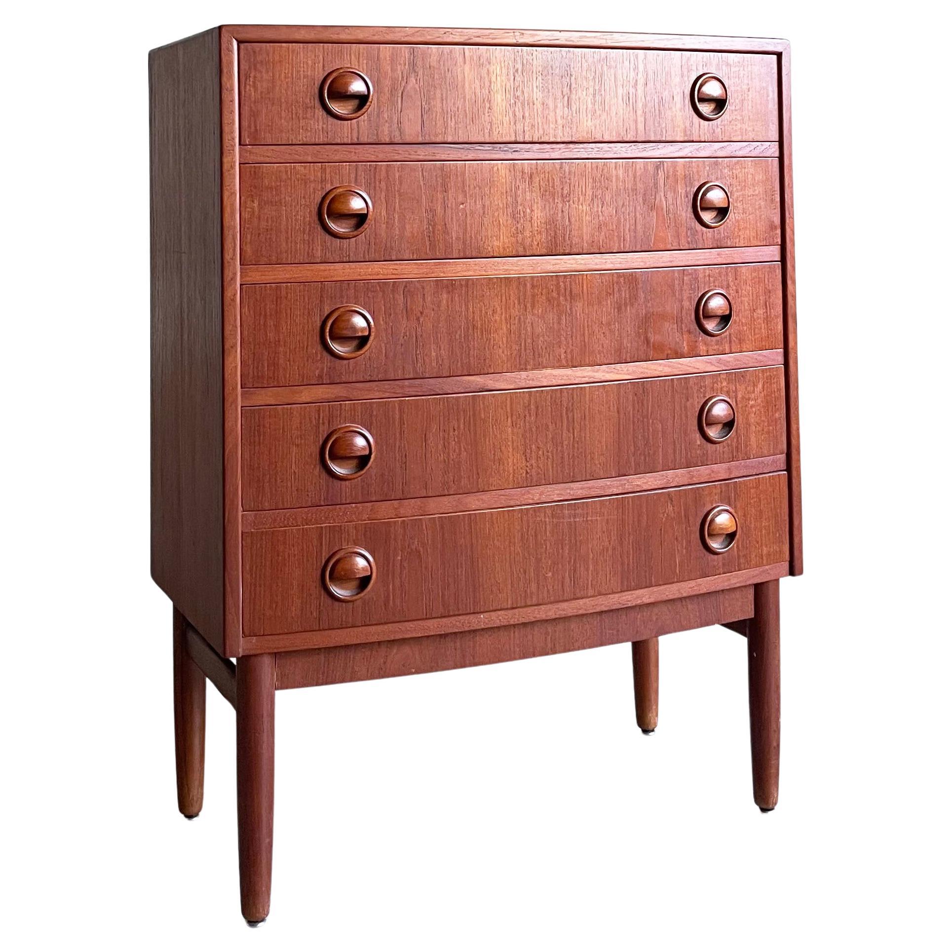 Cassettiera in teak di Kai Kristiansen. Con cinque cassetti. Prodotto da Feldballes Møbelfabrik, Danimarca, 1960 circa. Maniglie con dettagli adorabili.
In bellissime condizioni originali, senza alcun restauro. 