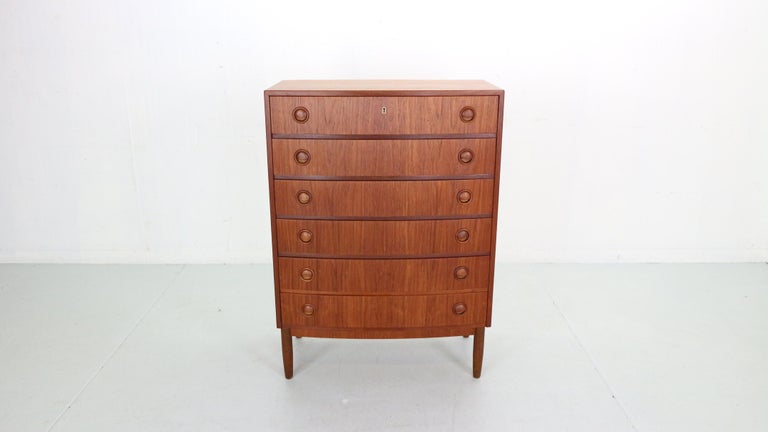 This chest of drawers was designed by Kai Kristiansen and manufactured by Feldballes Møbelfabrik, Denmark in the 1960s.
Made of curved teak wood.
Beautiful and elegant piece has six spacious drawers.