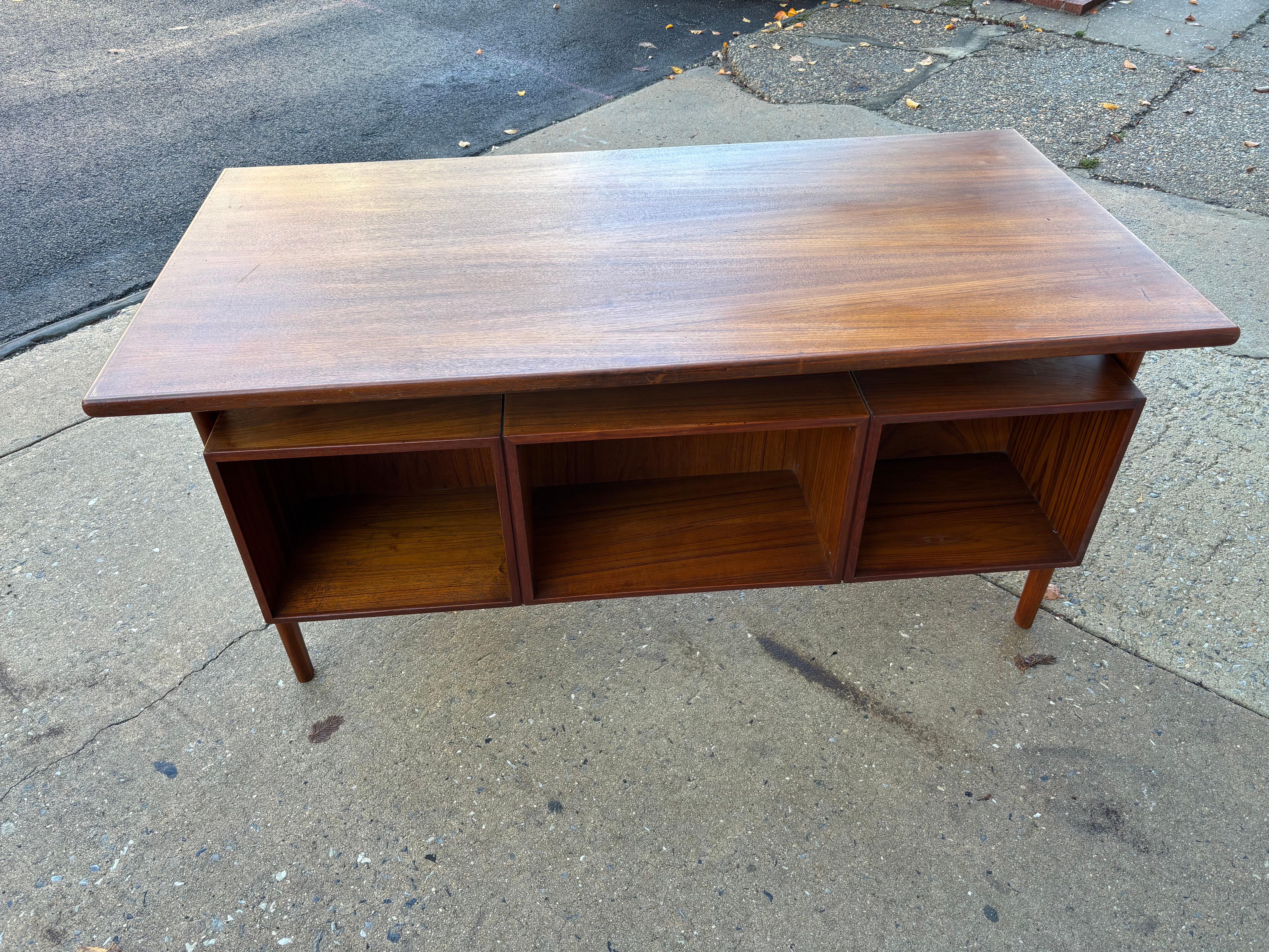 Scrivania in teak Kai Christiansen modello FM60 per Feldballes con librerie aperte anteriori.  Bellissima scrivania che avrebbe una presenza reale in una stanza con un piano galleggiante e cassetti su ogni lato. Il top è stato rifinito.  3 delle