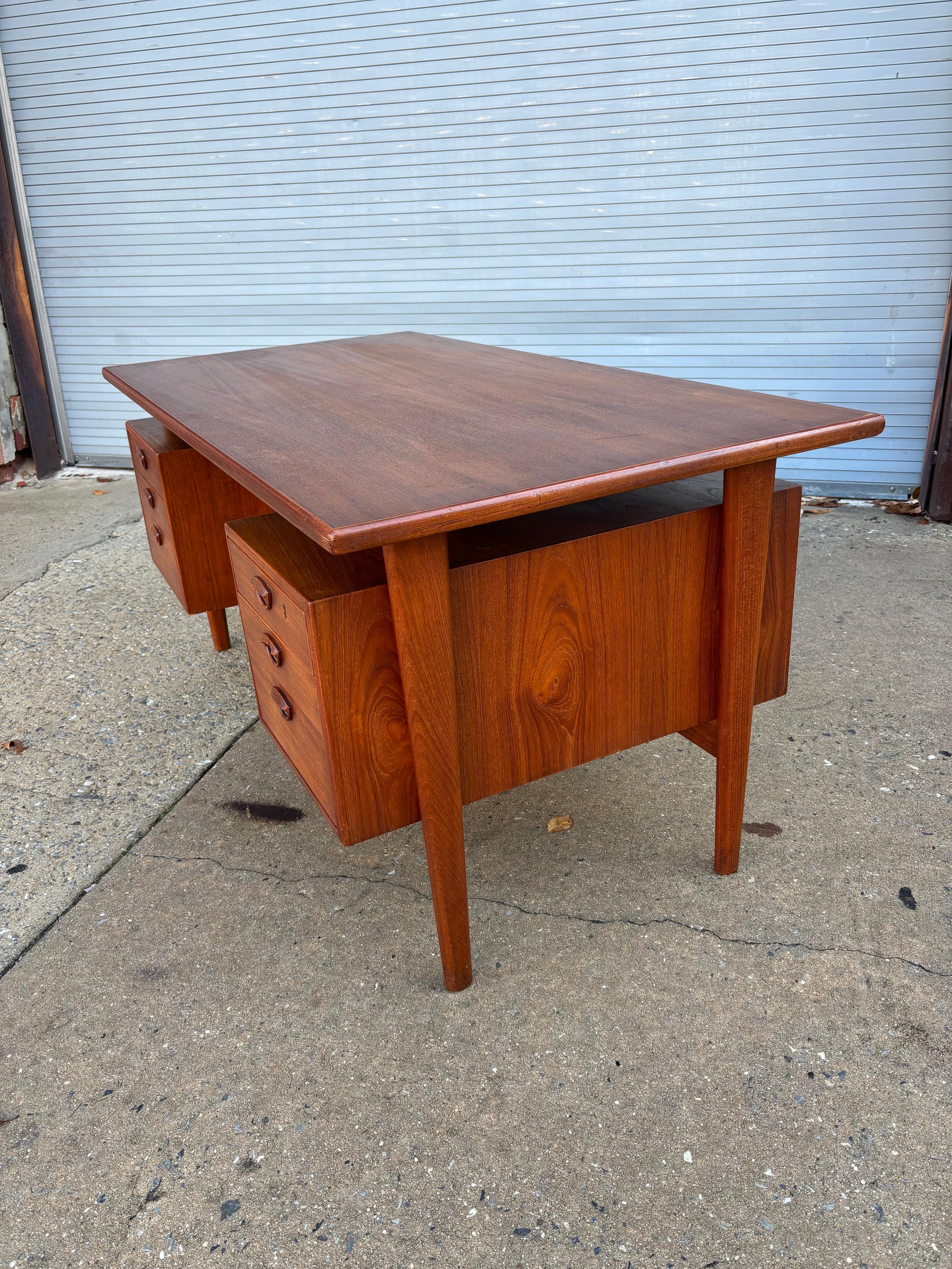 Scrivania in teak Kai Kristiansen modello FM60 In condizioni buone in vendita a Philadelphia, PA