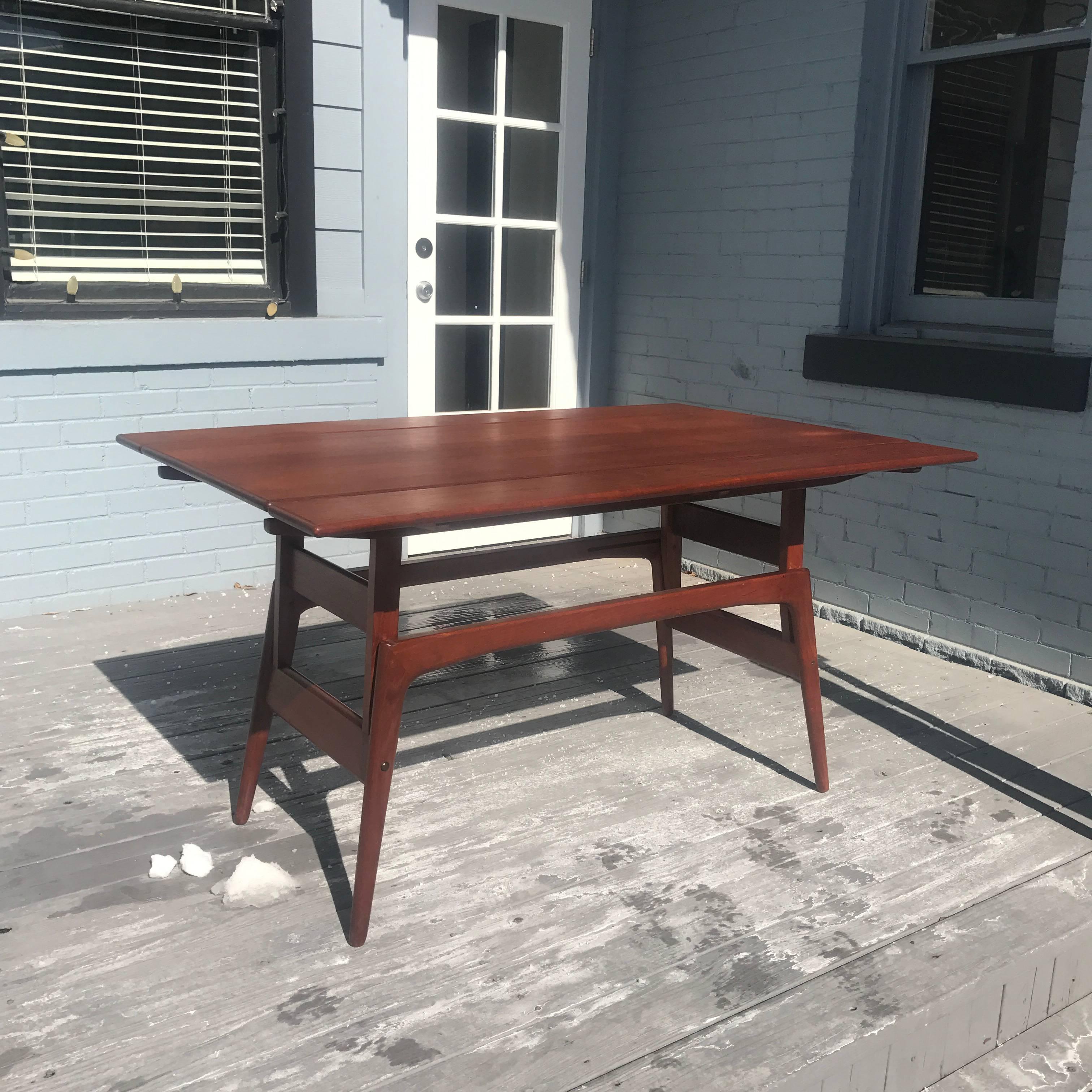 Beautiful table that raises up to create a dining table
great condition
can be used as a sofa table or coffee table and or a dining table when lifted up
amazing design.