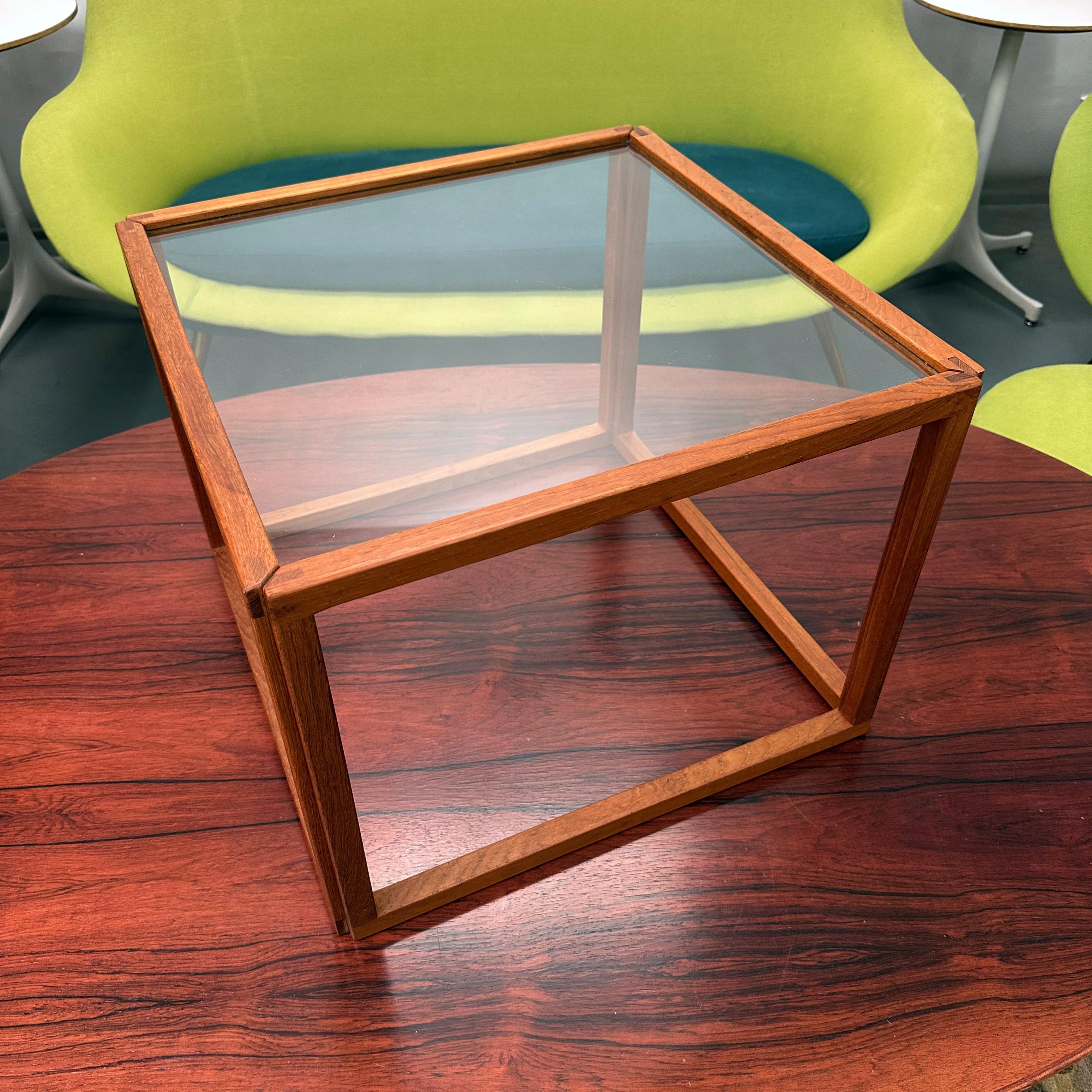Mid-Century Modern Table cubique en teck et verre Kai Kristiansen, Danemark, années 1960 en vente