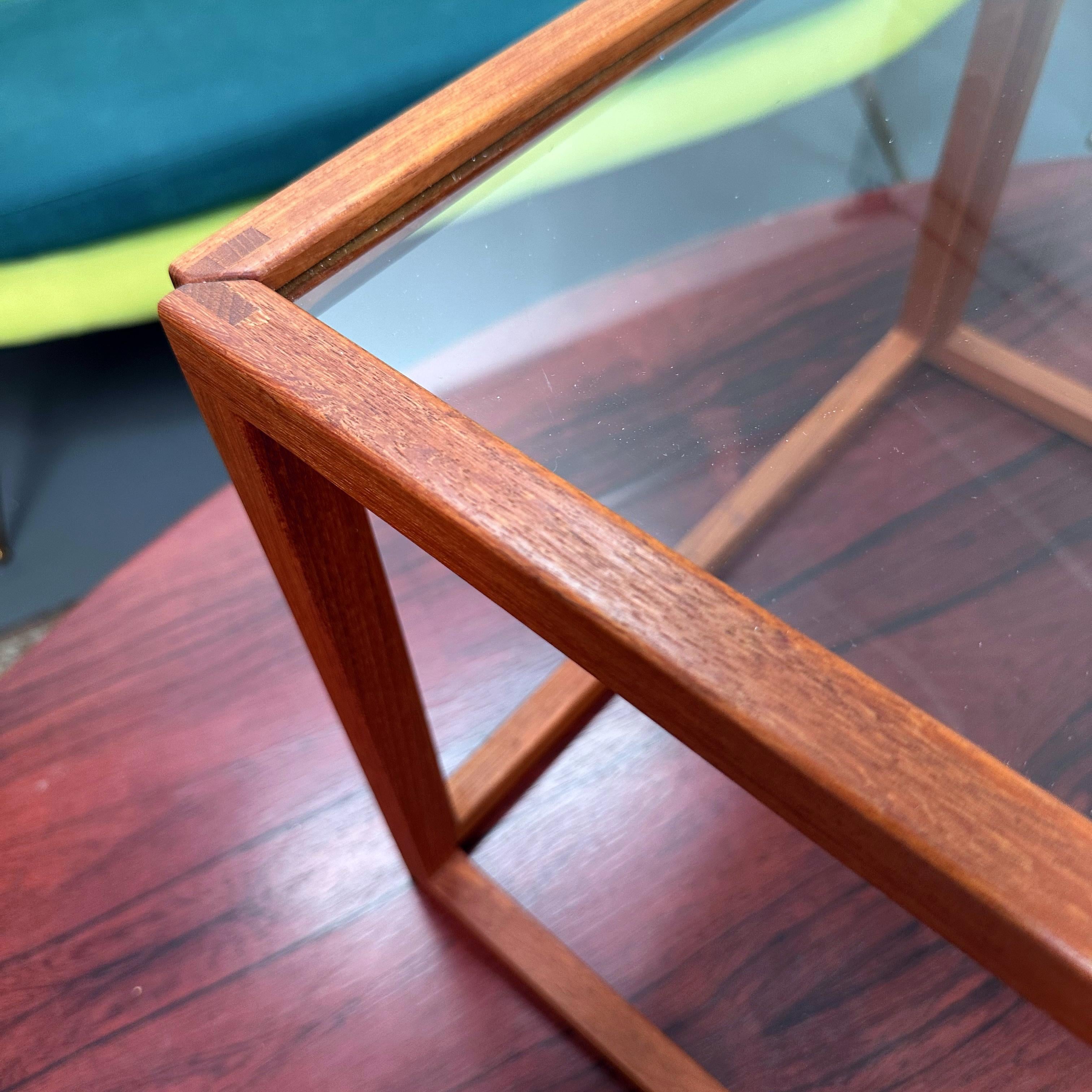 Table cubique en teck et verre Kai Kristiansen, Danemark, années 1960 Bon état - En vente à Littleton, CO