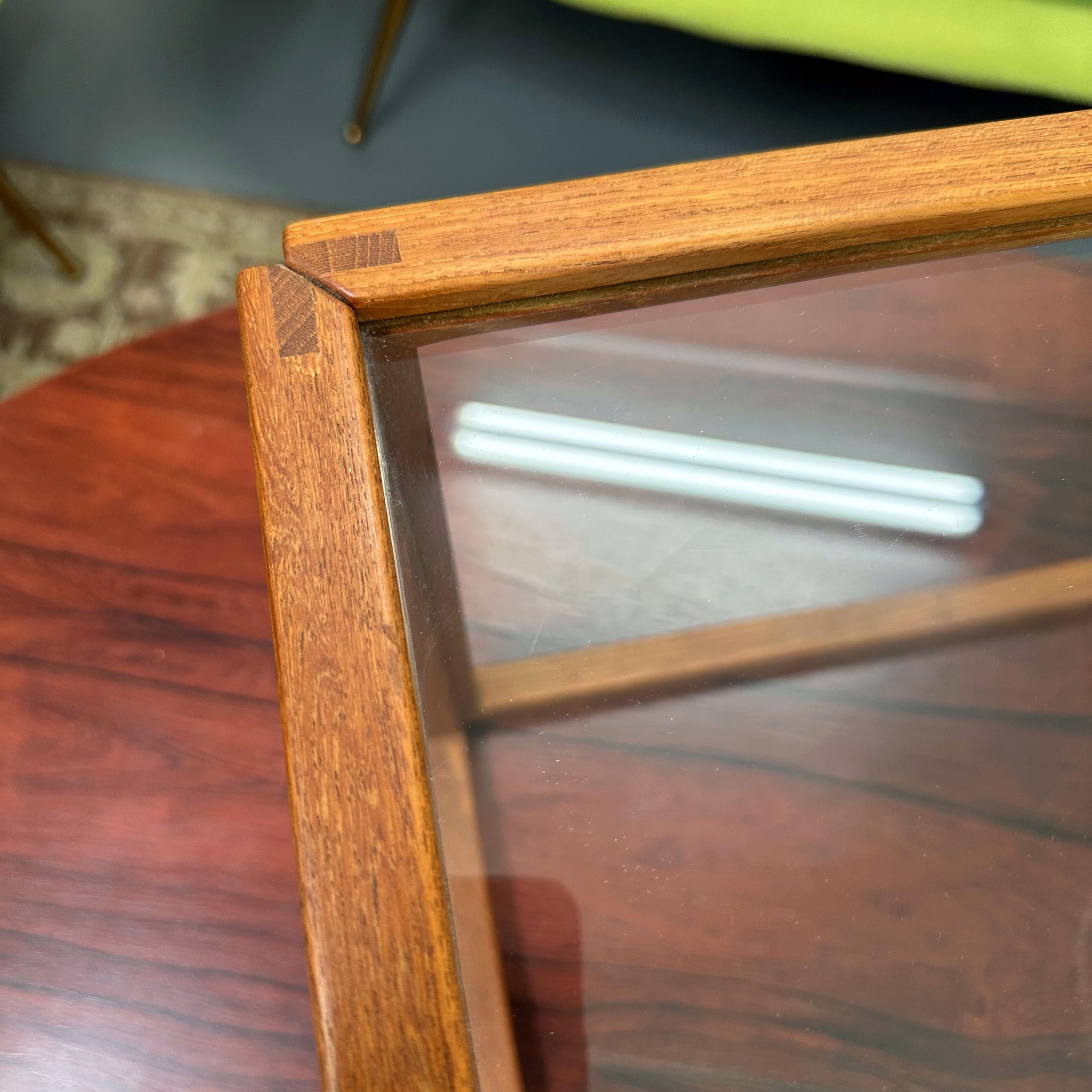 Verre Table cubique en teck et verre Kai Kristiansen, Danemark, années 1960 en vente