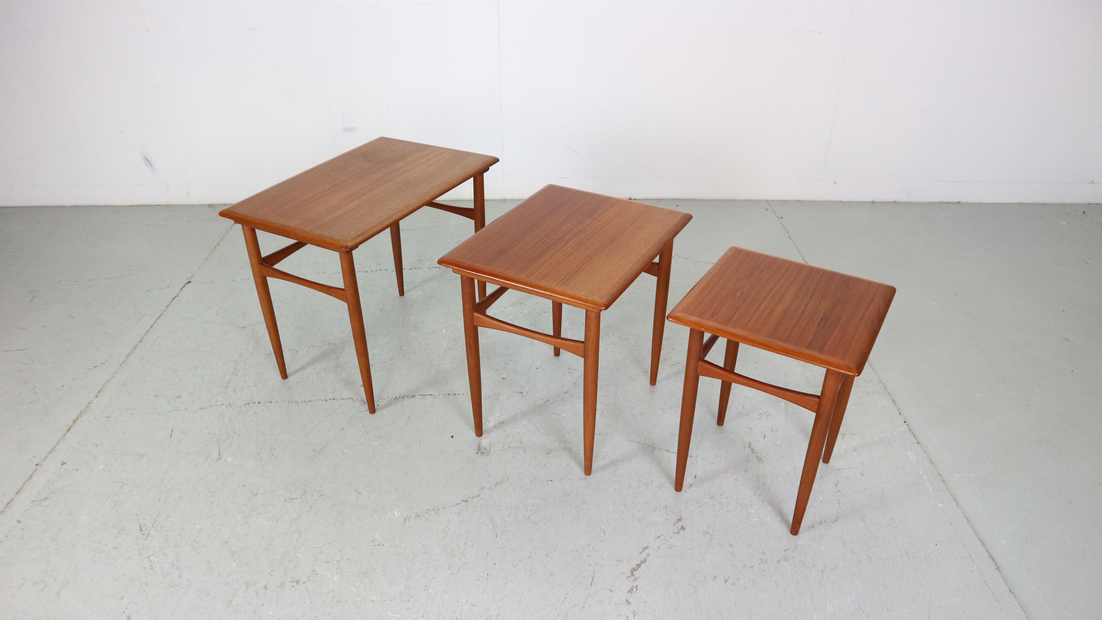 Beistelltische aus Teakholz im dänischen Vintage-Design, entworfen von Kai Kristiansen. Die eleganten und praktischen Tische lassen sich leicht ein- und ausschieben und nehmen bei Bedarf nur wenig Platz in Anspruch. Ein hochwertiges, modernes Design