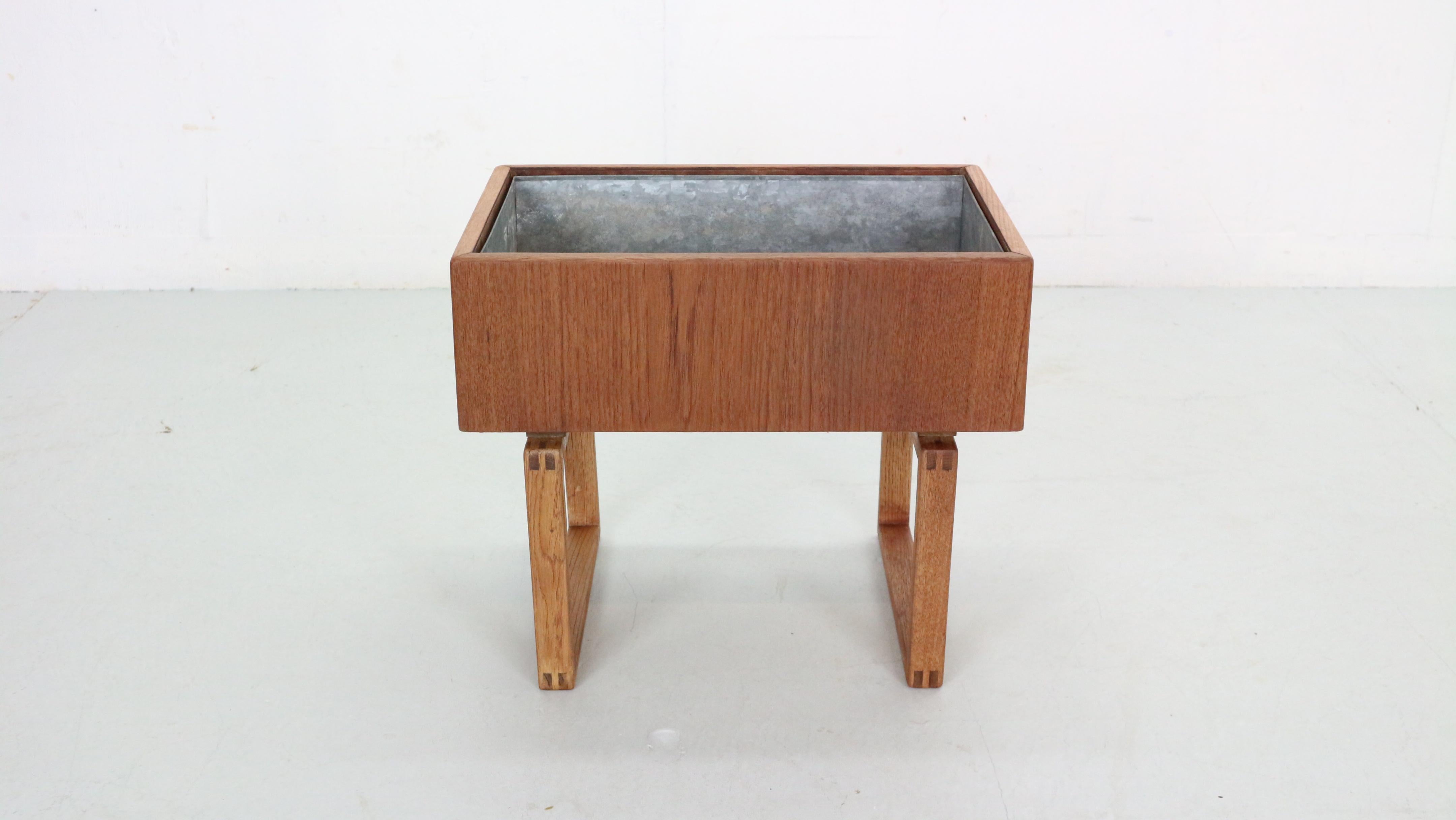 Planter-plant holder designed by Kai Kristiansen and produced by Salin Mobler in 1960s, Denmark.
The square holder feature two sledge feet and a simplistic and modest teak rectangular box. The inside of the box is made of galvanized steel.
A very