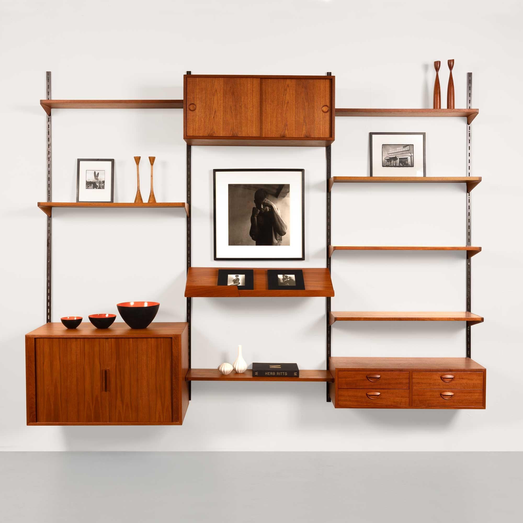 Das Wandsystem von Kai Kristiansen für FM Møbelafabrik ist ein modulares Regal- und Aufbewahrungssystem, das die Vielseitigkeit und Eleganz des dänischen modernen Designs veranschaulicht. Dieses in den 1950er und 60er Jahren entwickelte System