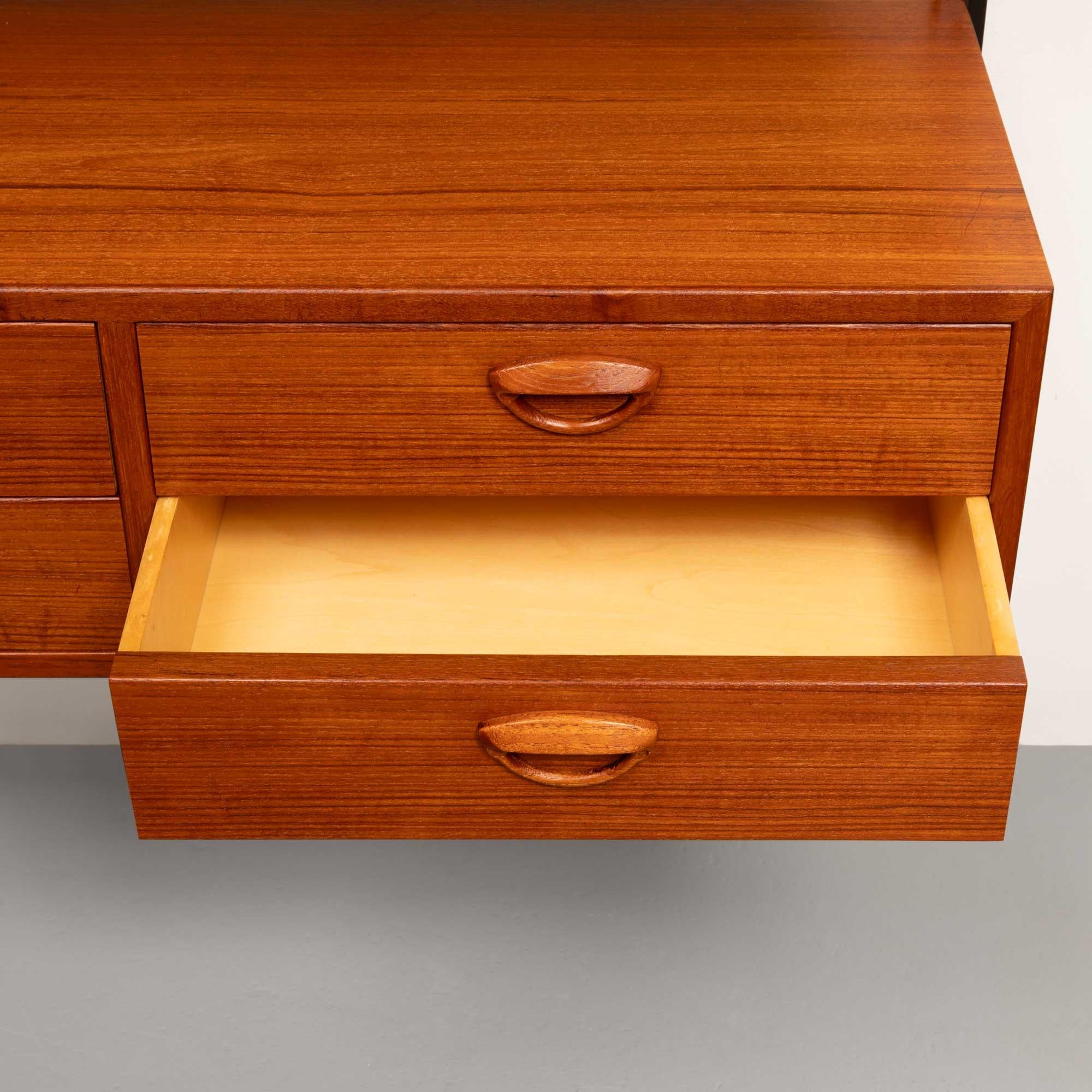 Kai Kristiansen Teakholz-Wandsystem Dänisch Mid-Century 1960er Jahre mit Tambour-Schrank im Zustand „Gut“ in Emeryville, CA