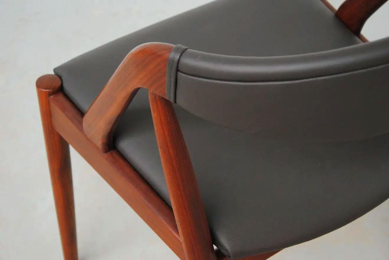 Kai Kristiansen douze chaises de salle à manger en teck restaurées, dont un retapissage personnalisé en vente 4