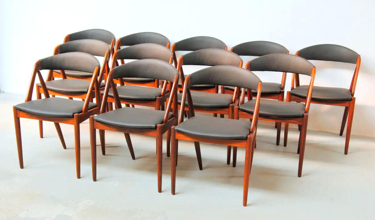 Kai Kristiansen ensemble de douze chaises de salle à manger en teck entièrement restaurées par Schou Andersens Møbel Fabrikant.

Les chaises de salle à manger A-frame modèle 31 ont été conçues par Kai Kristiansen en 1956 pour Schou-Andersens