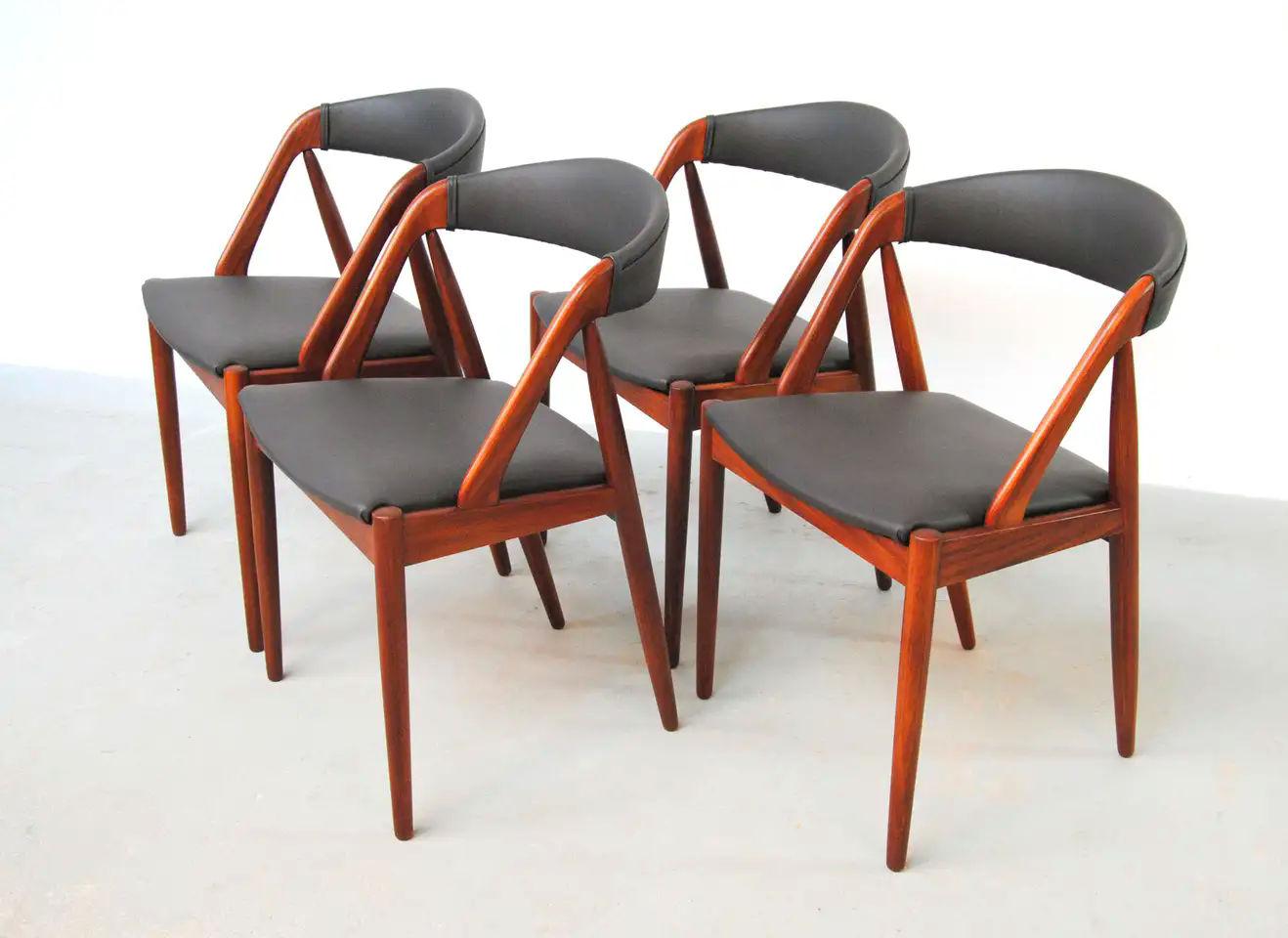 Danois Kai Kristiansen douze chaises de salle à manger en teck restaurées, dont un retapissage personnalisé en vente