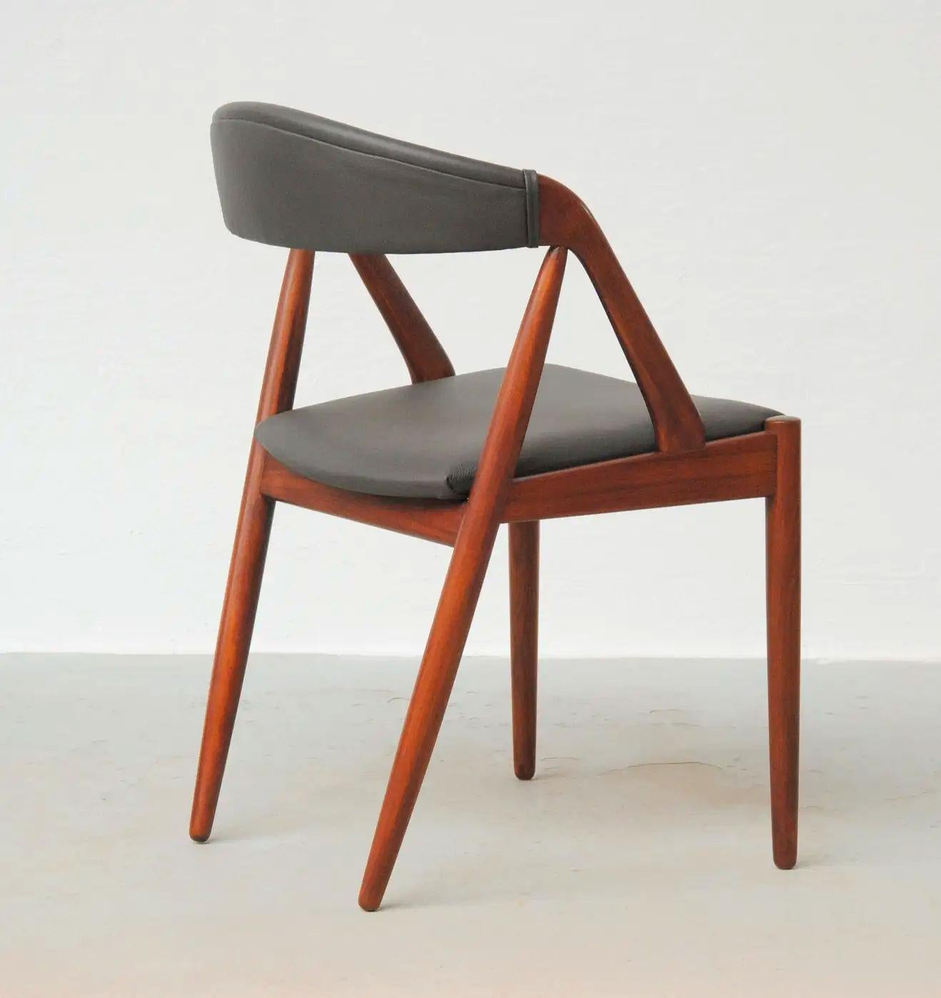 Kai Kristiansen douze chaises de salle à manger en teck restaurées, dont un retapissage personnalisé en vente 2