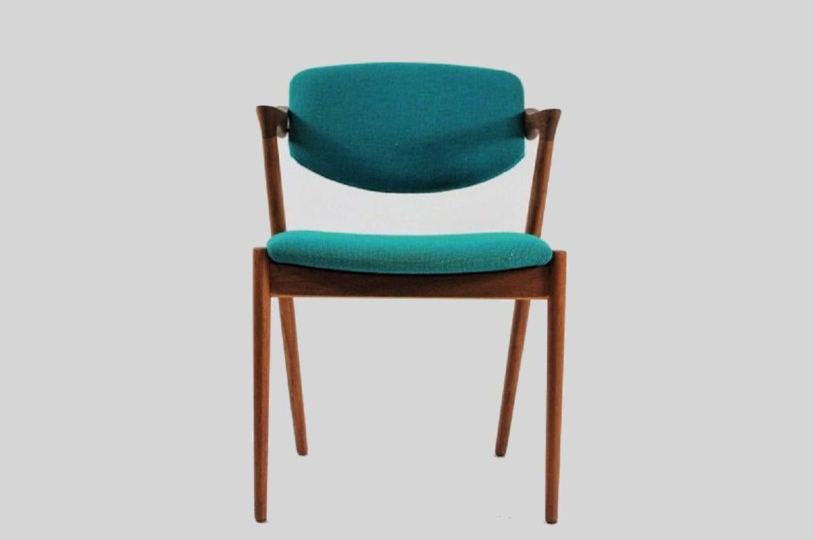 Ensemble de douze chaises de salle à manger en teck des années 1960, entièrement restaurées, par Kai Kristiansen pour Schous Møbelfabrik.

Les chaises ont le design léger et élégant typique de Kai Kristiansens, qui leur permet de s'intégrer