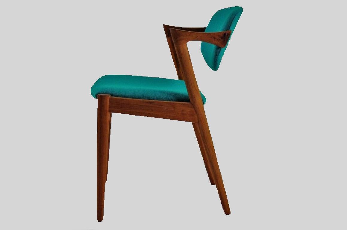 Scandinave moderne Douze chaises de salle à manger Kai Kristiansen restaurées, tapissées sur mesure incluses en vente
