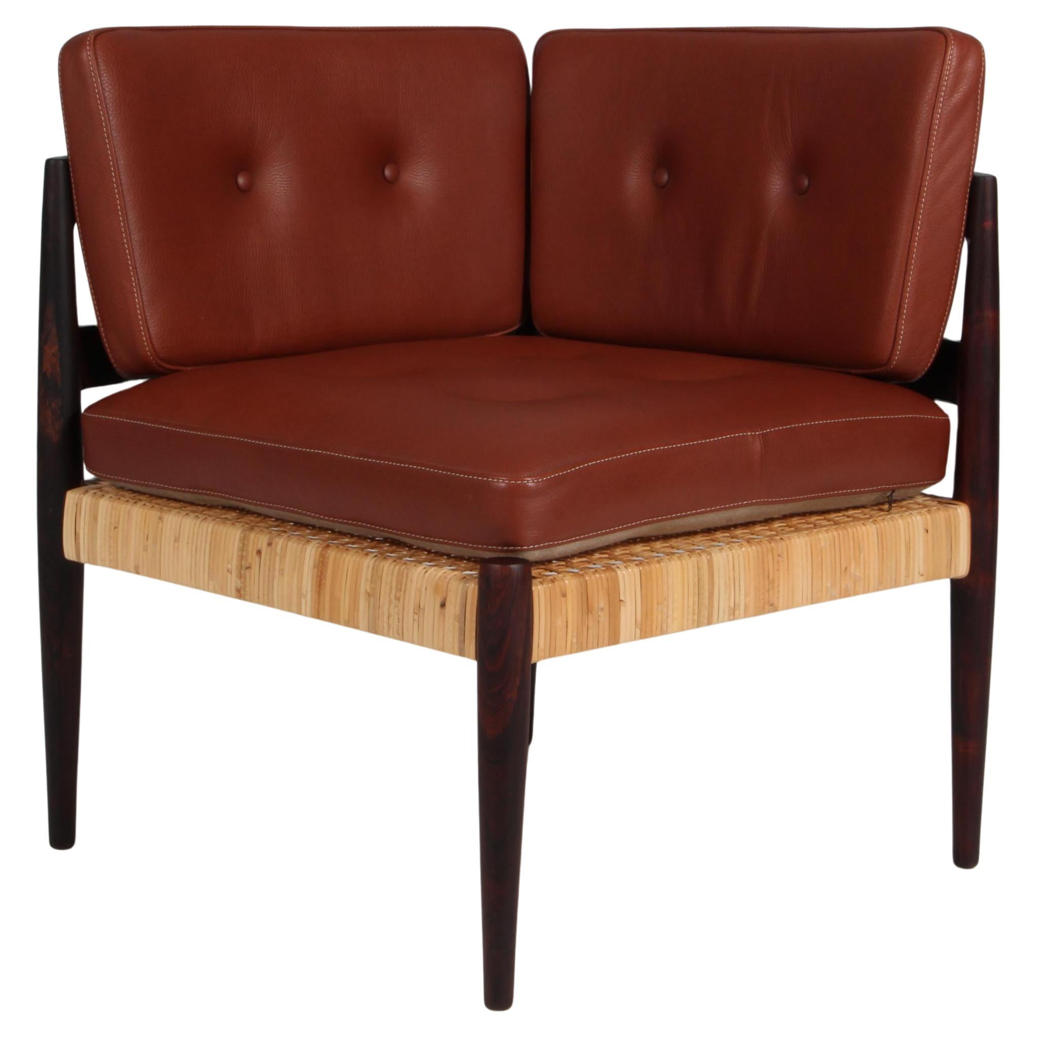 Chaise d'angle Univers Kai Kristiansen en cuir, canne et bois de rose