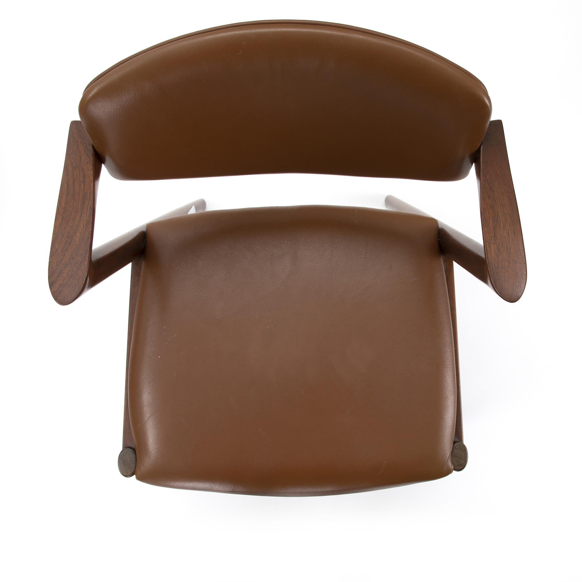 Ensemble de six fauteuils en bois de rose de KAI KRISTIANSEN, dont l'assise et le dossier sont recouverts de cuir brun. Modèle 42.

Fabriqué par Schou Andersen Furniture

Présenté au 18e salon du meuble danois de l'Association des fabricants de