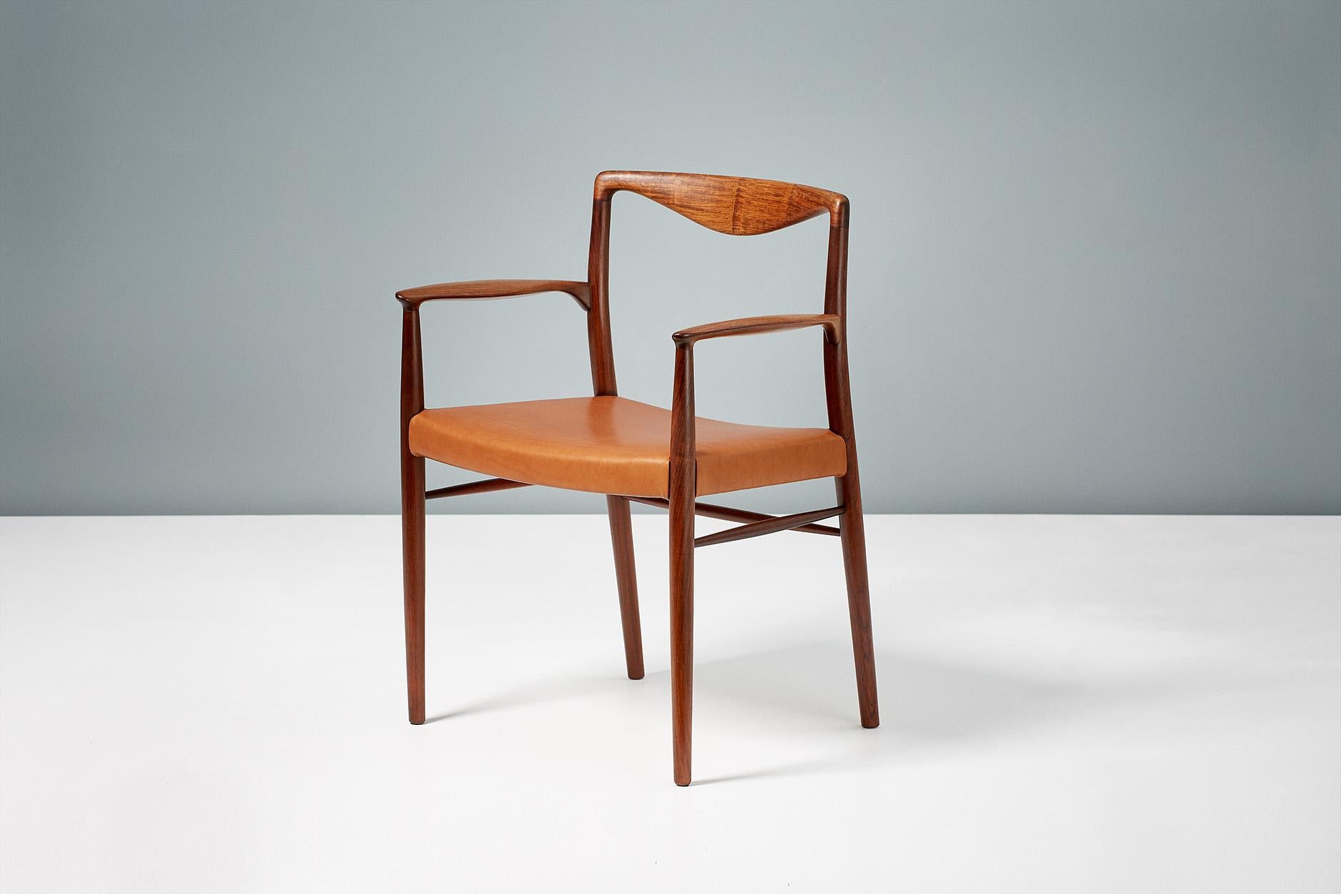 Fauteuil classique de Kai Lyngfeldt-Larsen, circa 1960, construit en palissandre brésilien avec une nouvelle assise en cuir aniline brun cognac. Produit par le maître-ébéniste Soren Willadsen au Danemark.