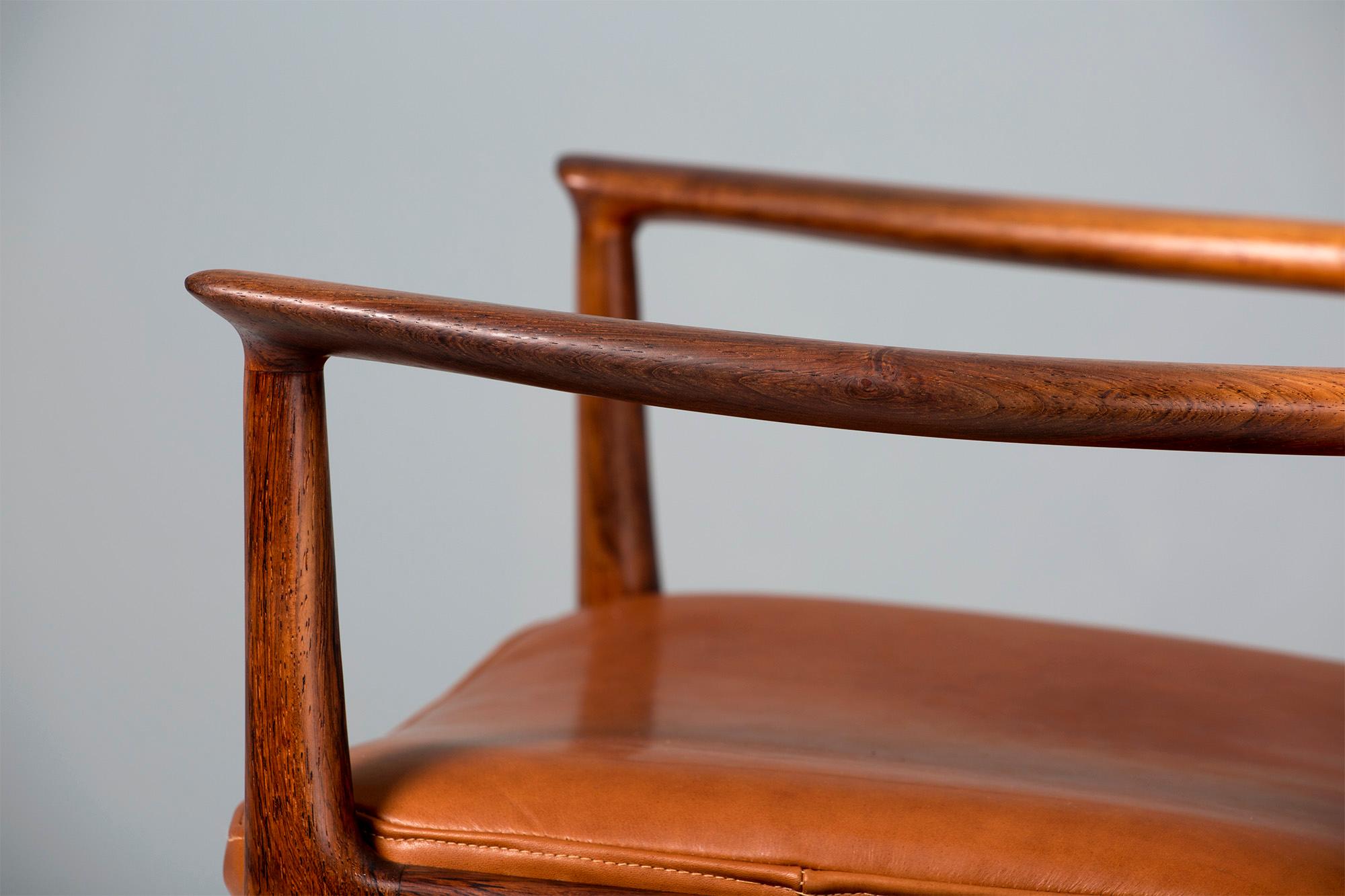 Cuir Fauteuil en bois de rose des années 1960 de Kai Lyngfeldt-Larsen en vente