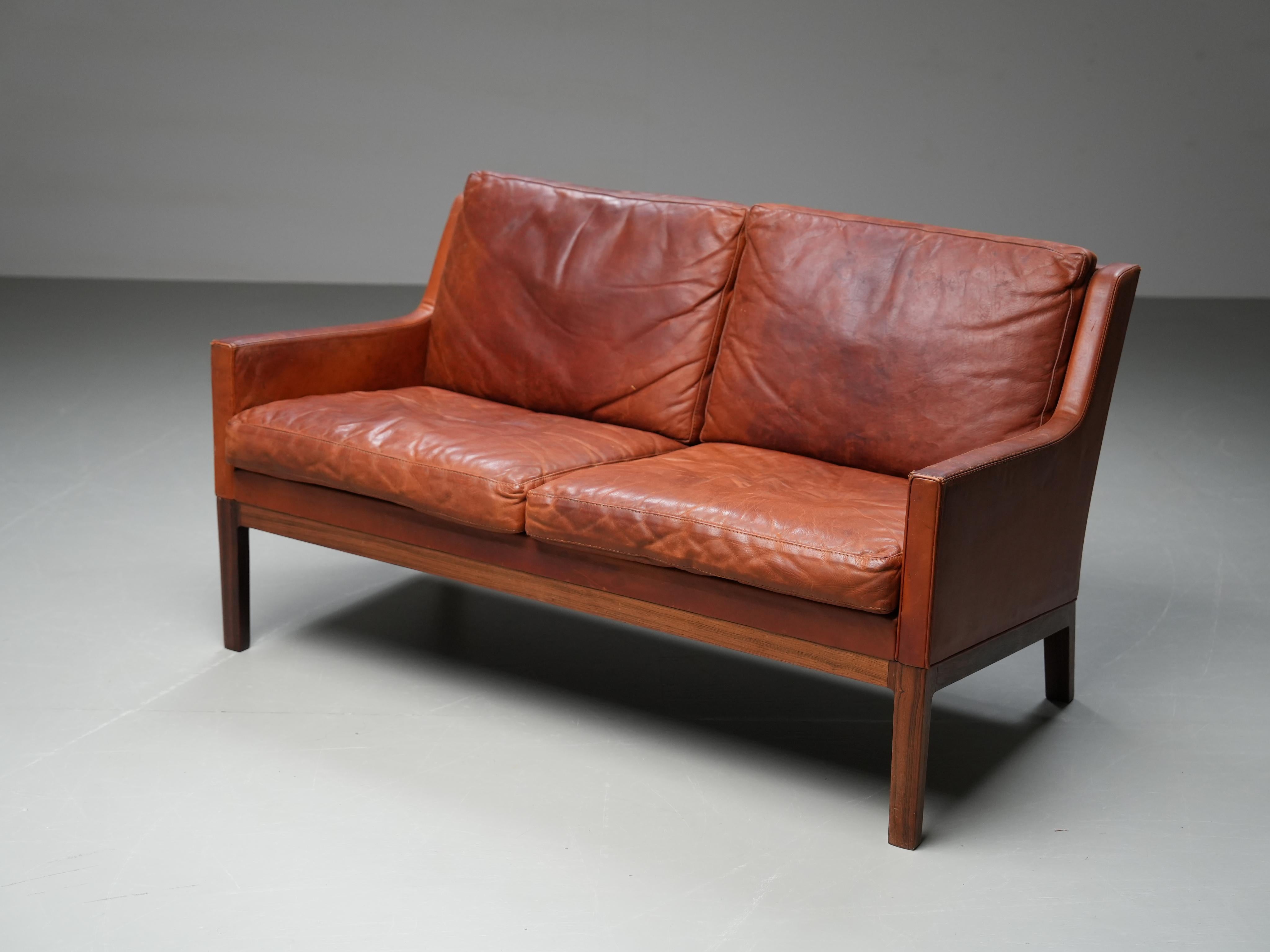 Loveseat von Kai Lyngfeldt Larsen aus cognacfarbenem Leder und massivem Teakholz, 1960er Jahre

Ein seltener und charaktervoller Sessel des dänischen Designers Kai Lyngfeldt Larsen, gepolstert mit dem originalen cognacfarbenen Leder. Das Leder ist