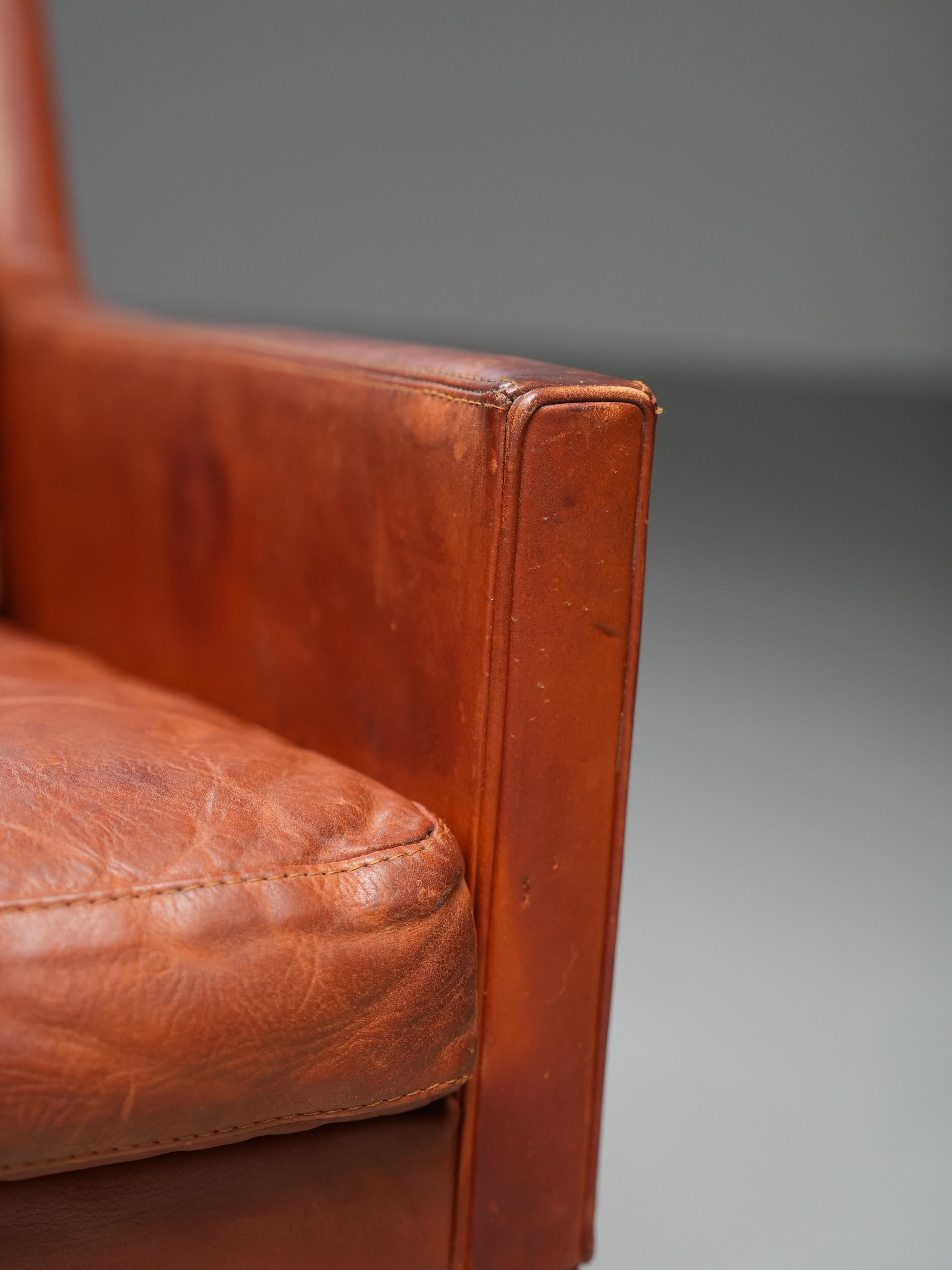 Kai Lyngfeldt Larsen 2-Sitzer Sofa in cognac patiniertem Leder, Dänemark, 1960er Jahre (Teakholz) im Angebot