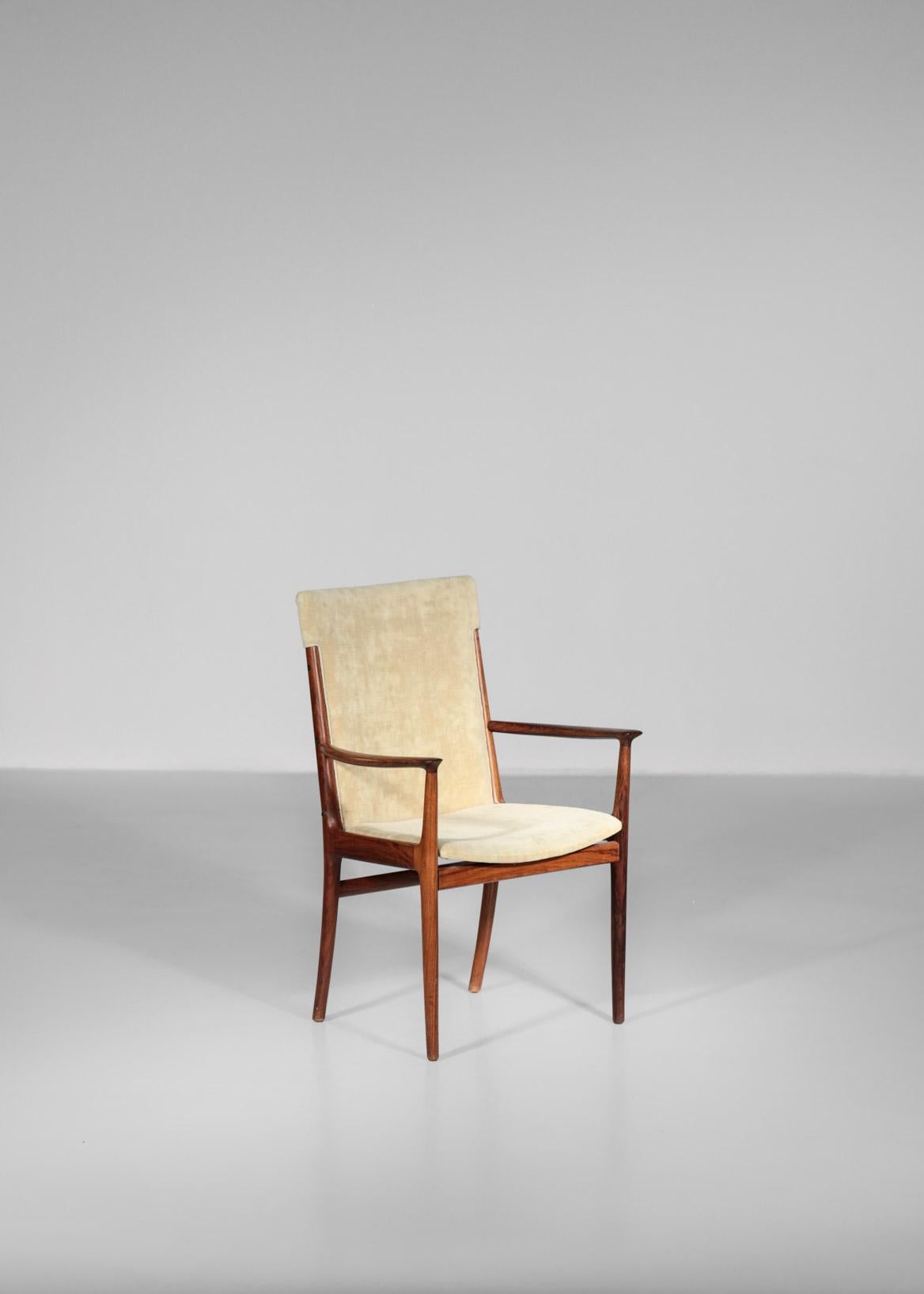 Rare fauteuil danois du designer Harry en bois de rose. Assise en tissu crème. Soren Willadsen Mobelfabrik.