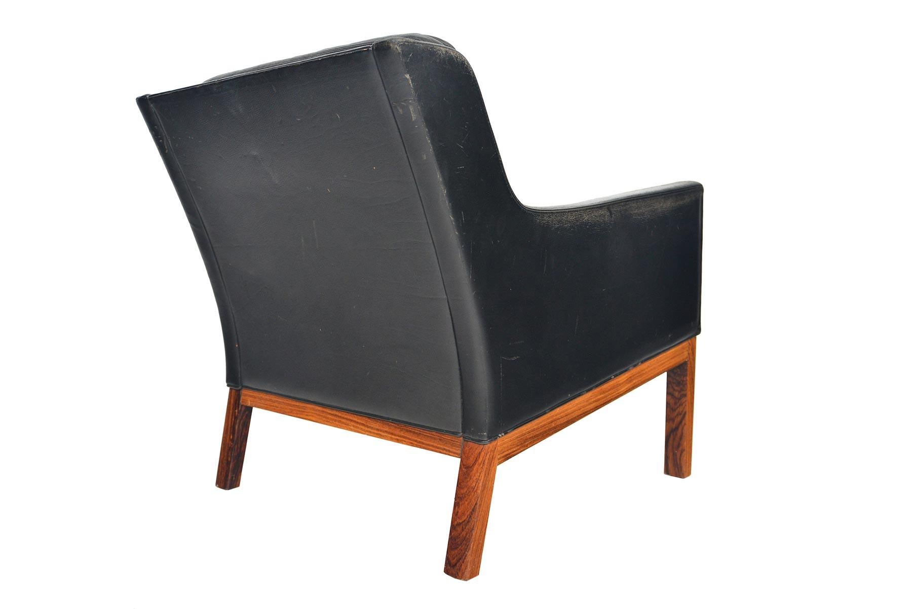 Scandinave moderne Kai Lyngfeldt Larsen fauteuil de salon danois à dossier bas en cuir noir et bois de rose en vente