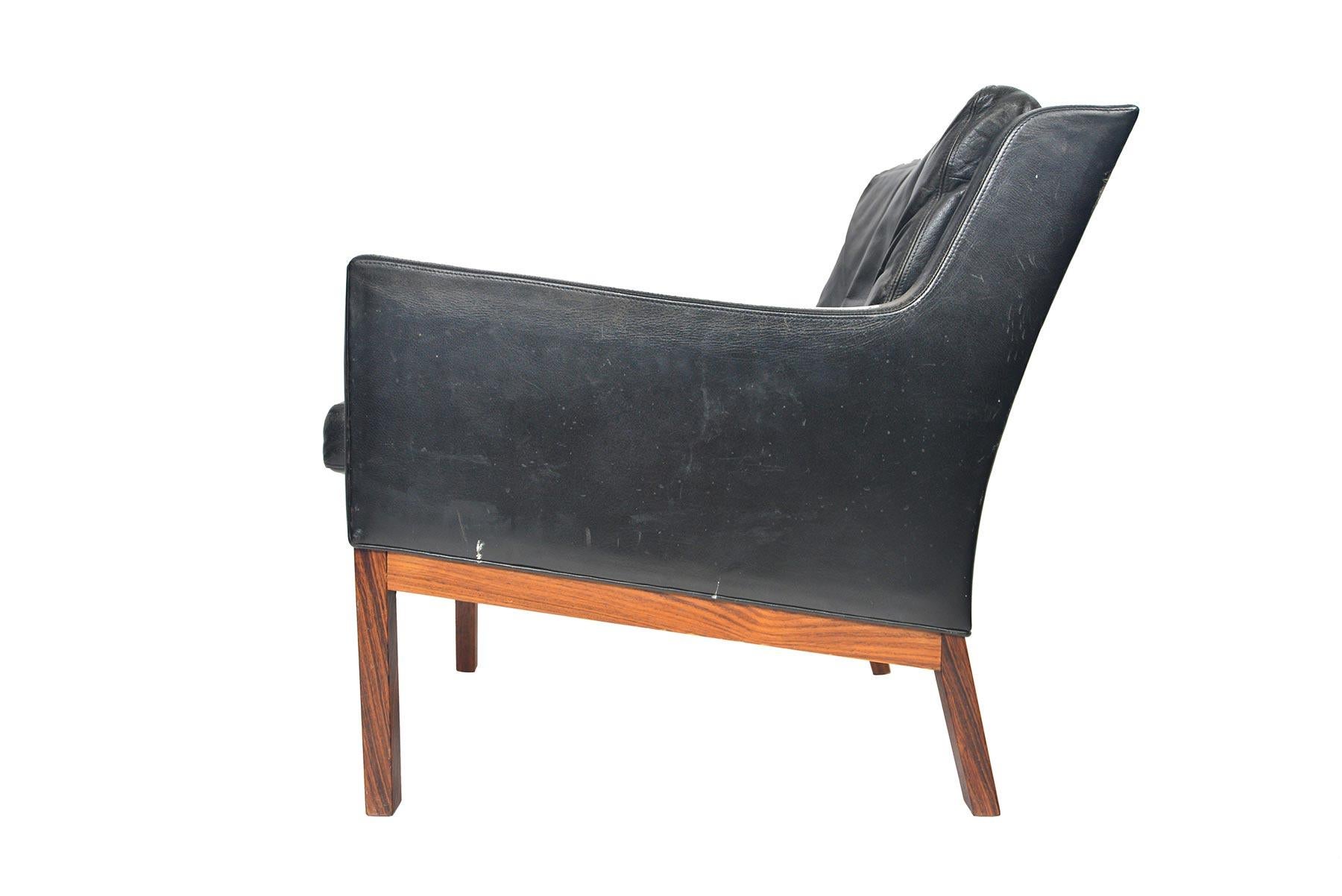 Danois Kai Lyngfeldt Larsen fauteuil de salon danois à dossier bas en cuir noir et bois de rose en vente