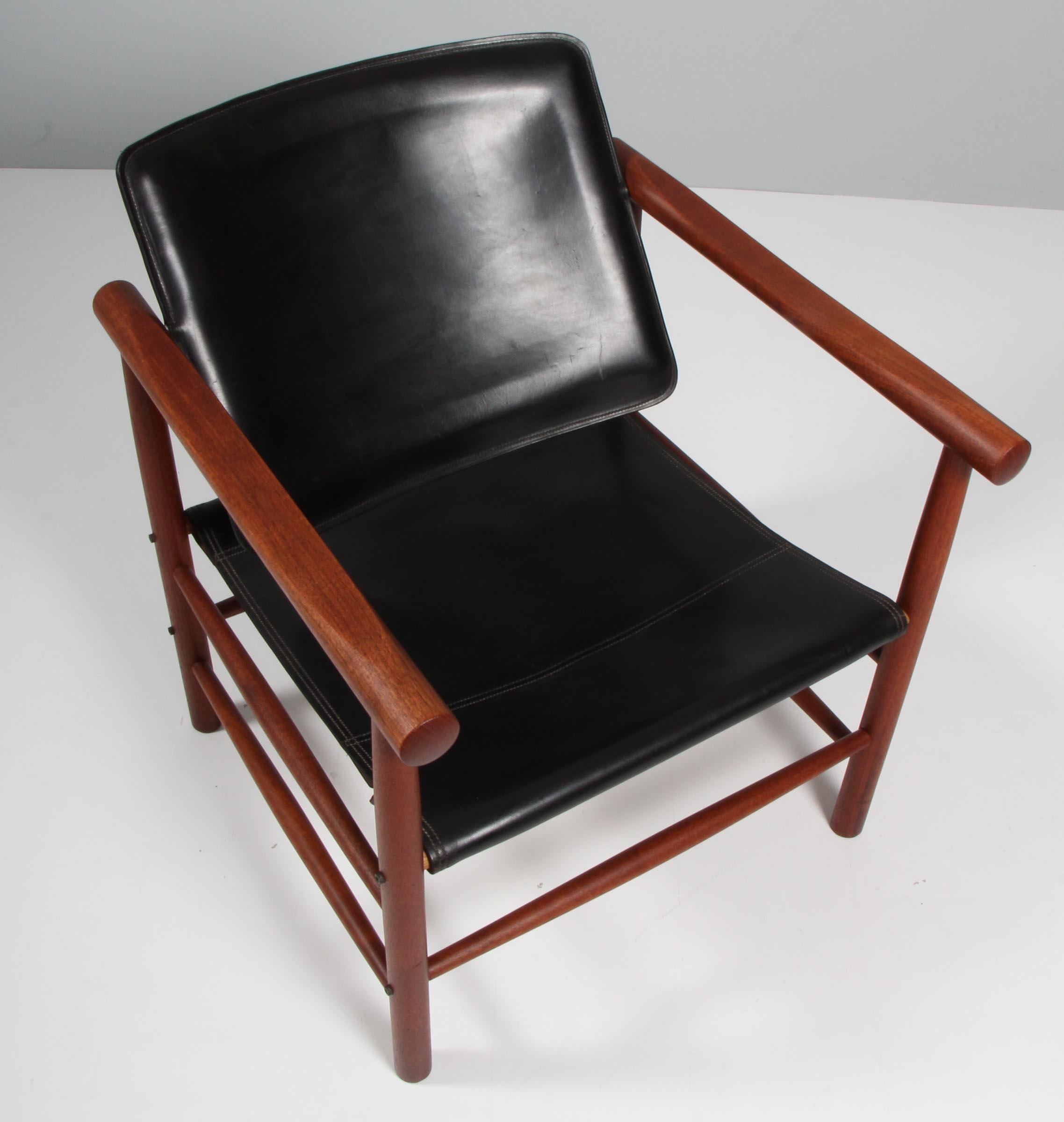 Kai Lyngfeldt Larsen lounge chair in solid tea.

Original upholstery of black saddle leather.

Model 506, made by Søborg Møbler.