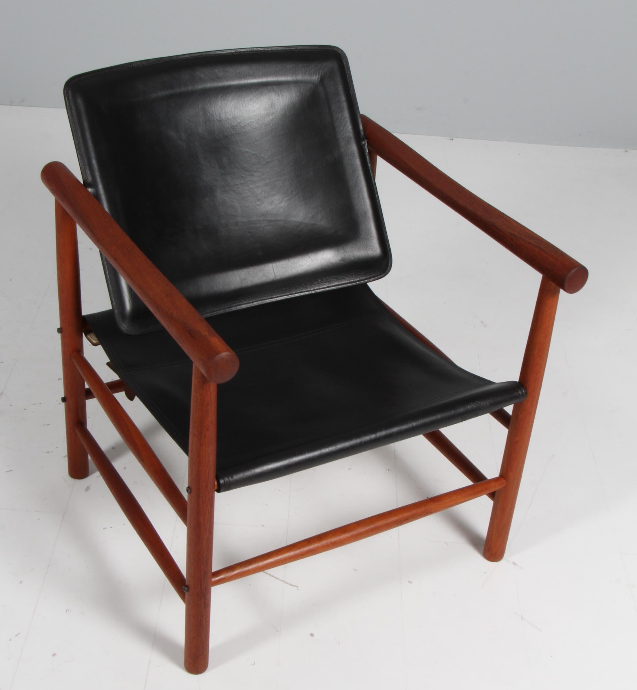 Kai Lyngfeldt Larsen lounge chair in solid tea.

Original upholstery of black saddle leather.

Model 506, made by Søborg Møbler.