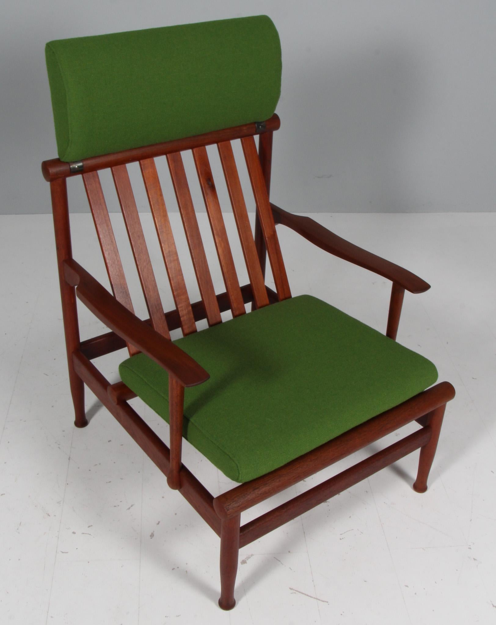 Kai Lyngfeldt Larsen Loungesessel aus massivem Teakholz.

Neue Polsterkissen mit grüner Hallingdal-Wolle

Modell 501, hergestellt von Søborg Møbler.