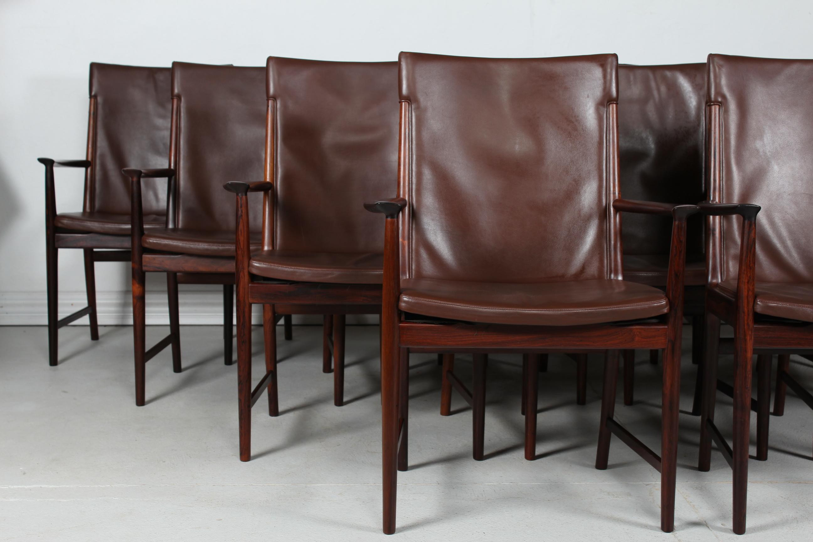 Hier ist ein seltenes Set von 14 hohen Konferenzstühlen aus den 1960er Jahren, entworfen von dem dänischen Möbeldesigner Kai Lyngfeldt Larsen.
Sie sind aus Palisanderholz mit dunkelbrauner Lederpolsterung gefertigt
in Dänemark durch den