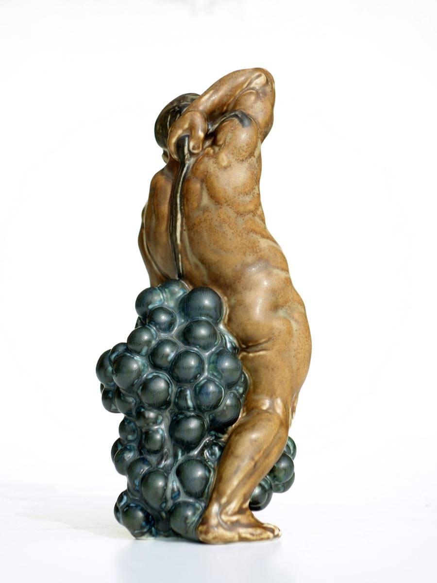 Kai Nielsen Bing & Grondahl Denmark Art Deco Stoneware Figure with Grape In Excellent Condition For Sale In Brescia, IT