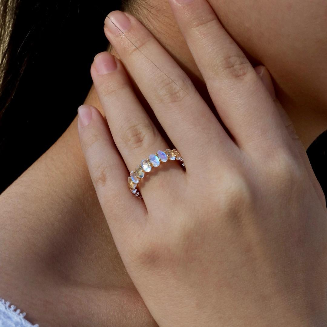 L'anello Eleg Moonlight Oval Moonstone è una miscela accattivante di bellezza eterea ed eleganza senza tempo. Con luminose pietre di luna dal taglio ovale che circondano il dito, questo anello crea una fascia continua di sereno bagliore lunare. La