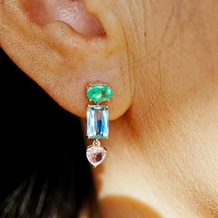 Boucles d'oreilles pendantes Kai, pièces uniques, avec émeraudes, aigues-marines et saphirs roses d'un poids total de 3,61 carats
