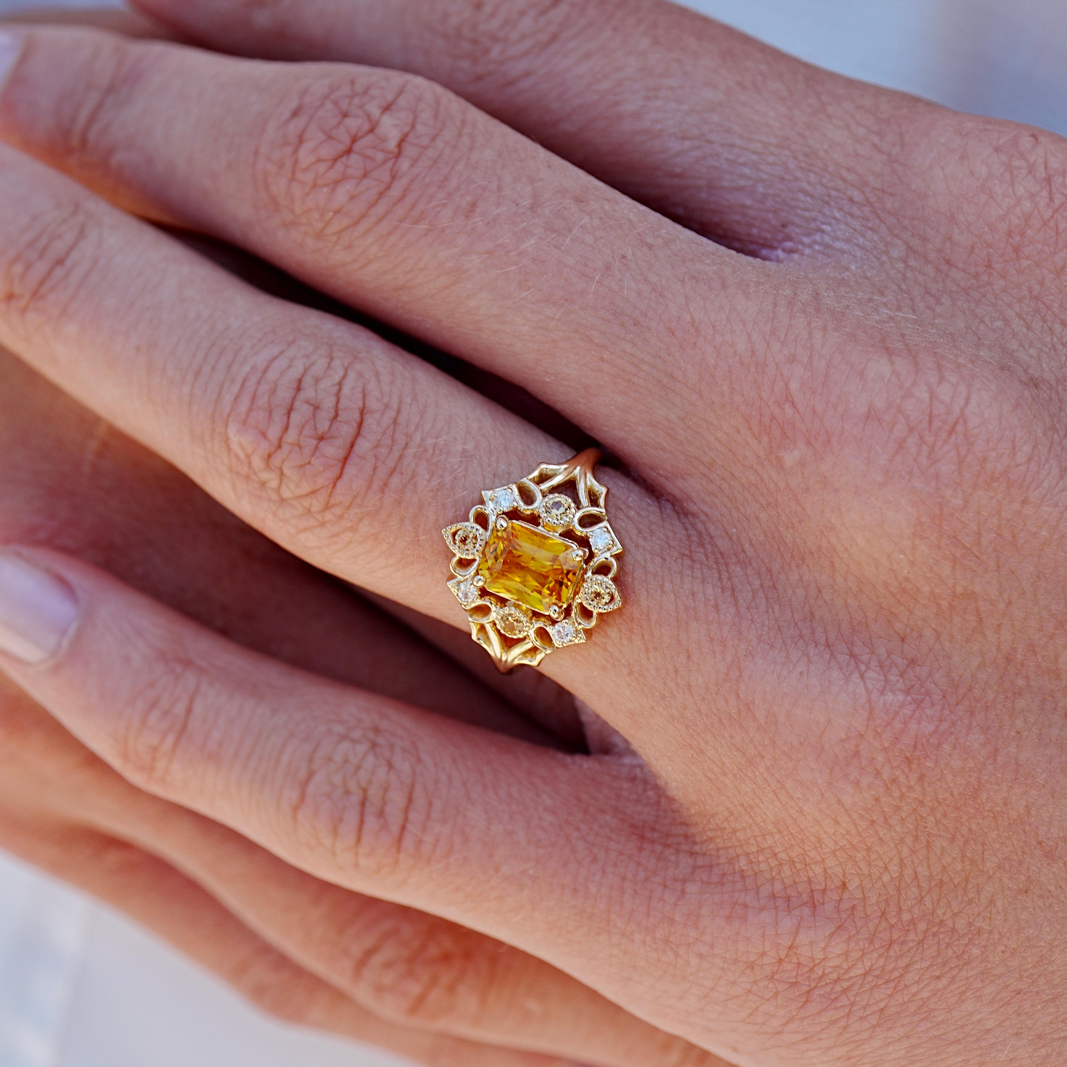 Une bague qui semble contenir la lumière du soleil elle-même - cette pièce inspirée de la Renaissance Kai est centrée sur une citrine de 1,66ctw, brillante de chaleur et de clarté. La monture, en or jaune 14 carats massif, évoque les délicats