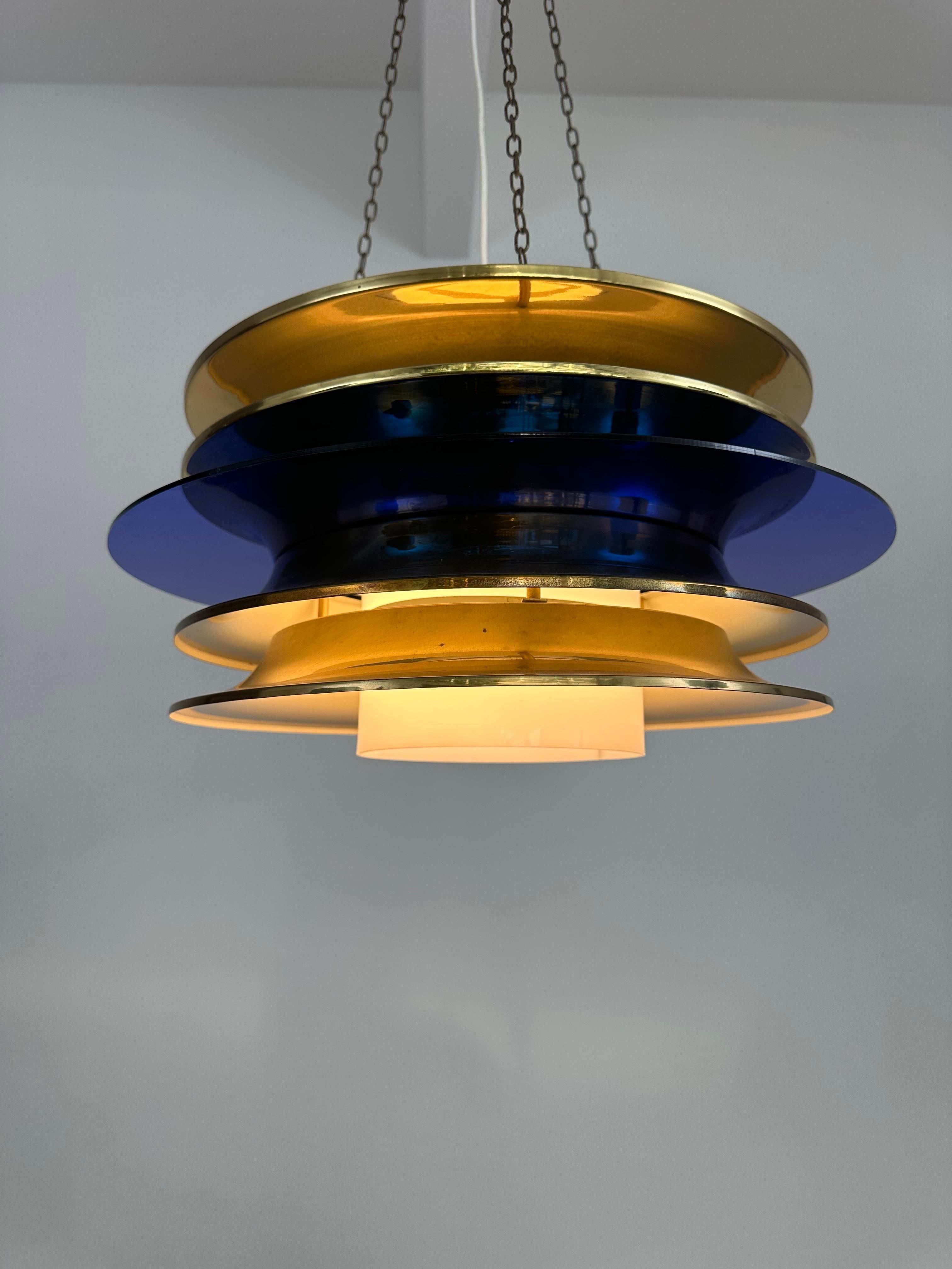 Finlandese Lampadario Kai Ruokonen in ottone e acrilico blu di LYNX (Kai Finnmark) in vendita