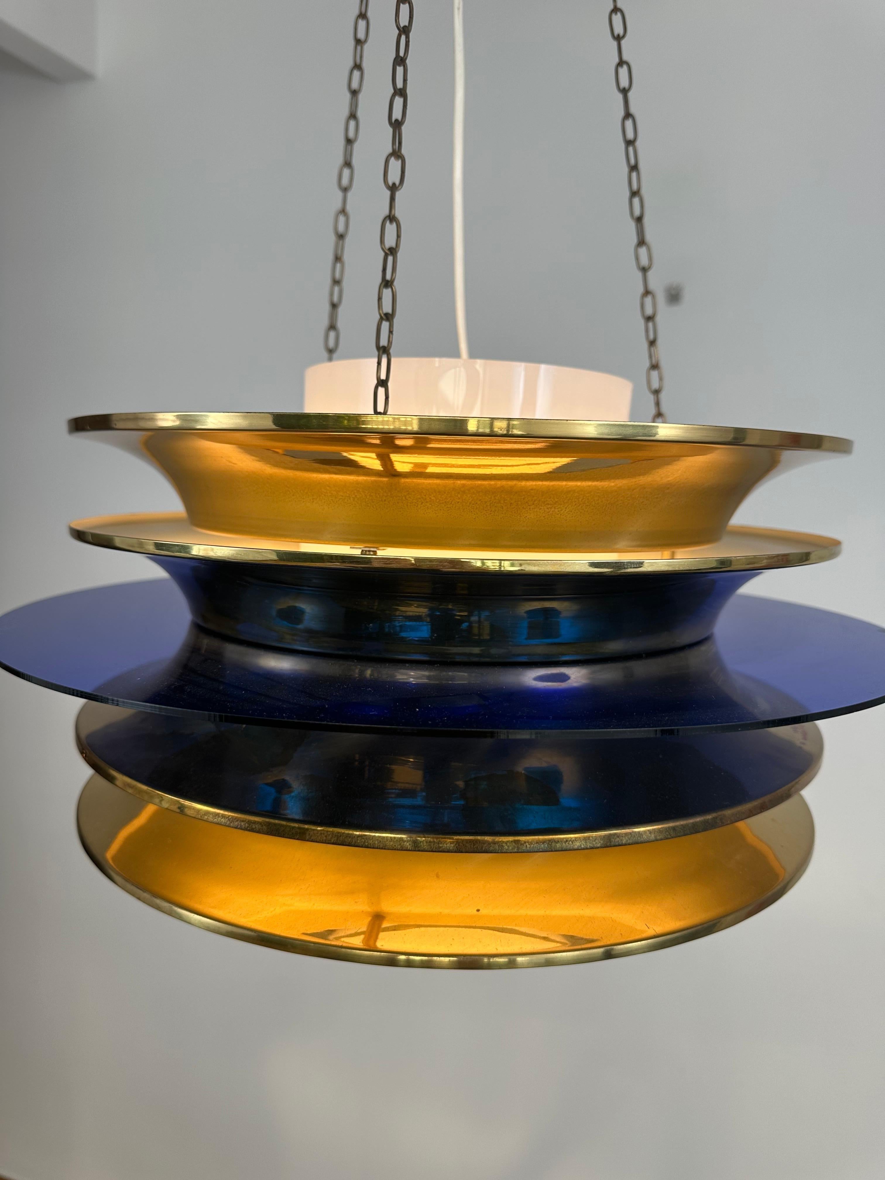 XX secolo Lampadario Kai Ruokonen in ottone e acrilico blu di LYNX (Kai Finnmark) in vendita