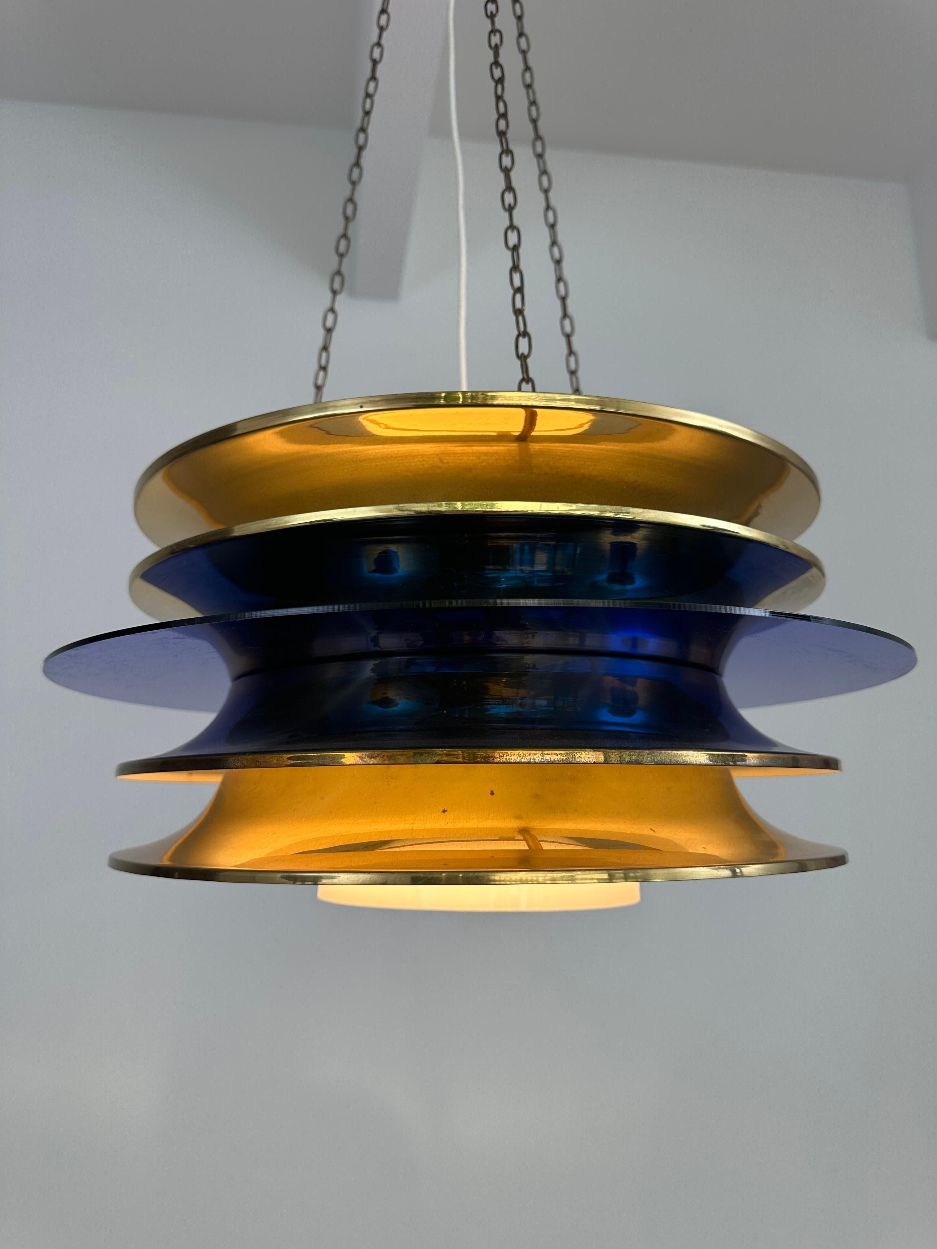 Ottone Lampadario Kai Ruokonen in ottone e acrilico blu di LYNX (Kai Finnmark) in vendita