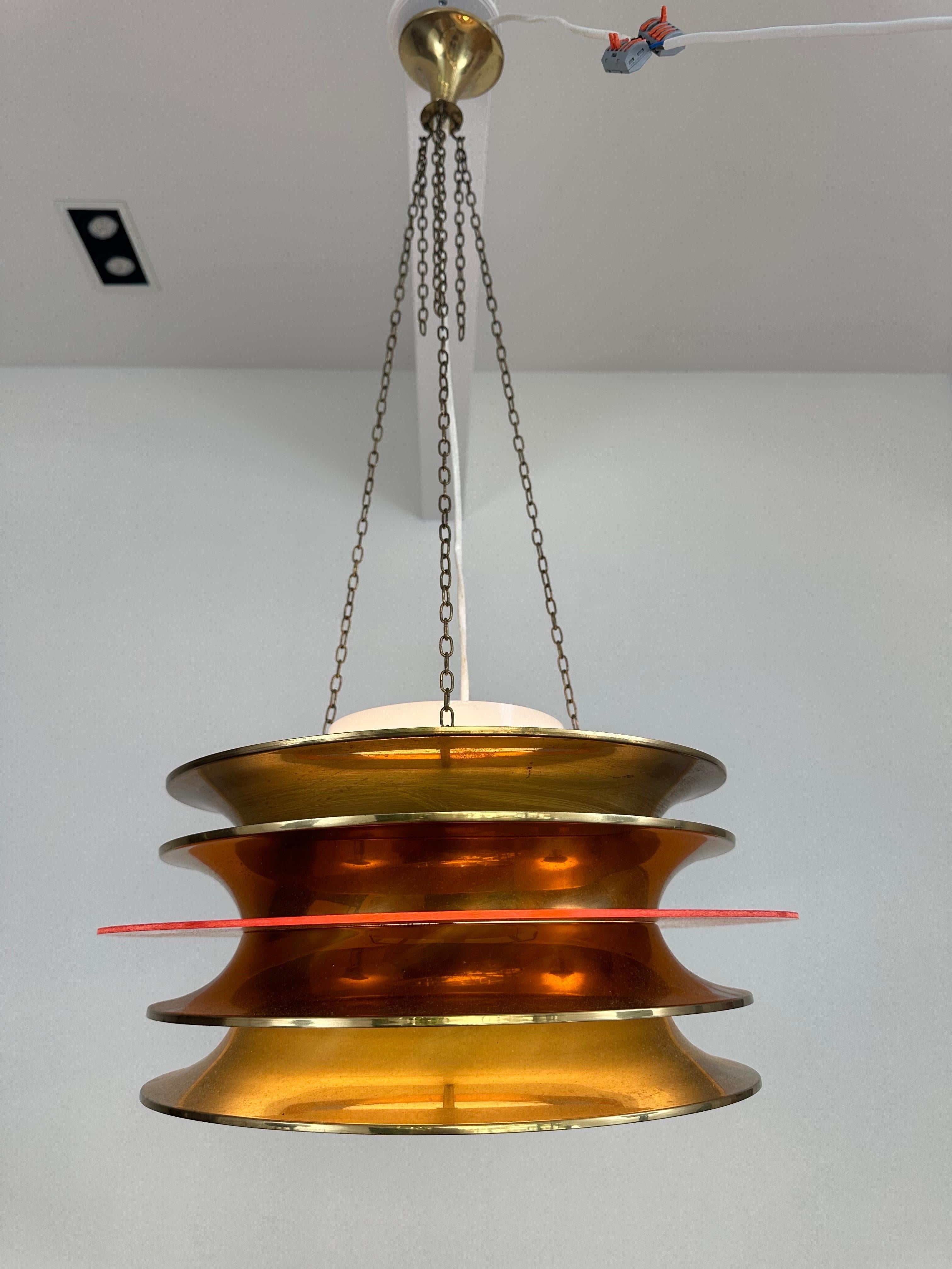 Lampadario Kai Kai in ottone e acrilico arancione di LYNX

Kai Ruokonen è un designer finlandese che ha lavorato anche con  con il nome dell'artista 