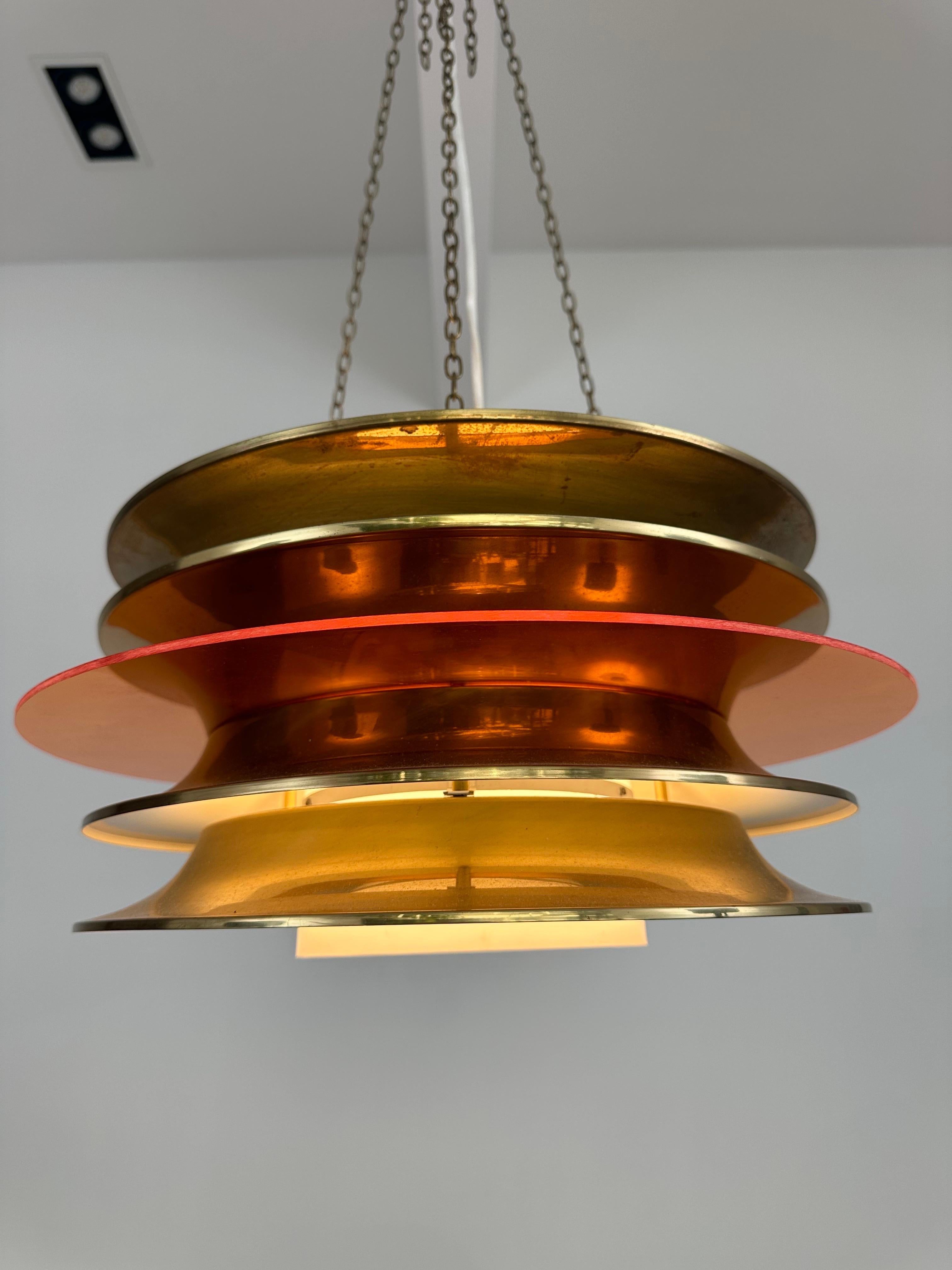 Scandinavo moderno Lampadario Kai Kai in ottone e acrilico arancione di LYNX in vendita