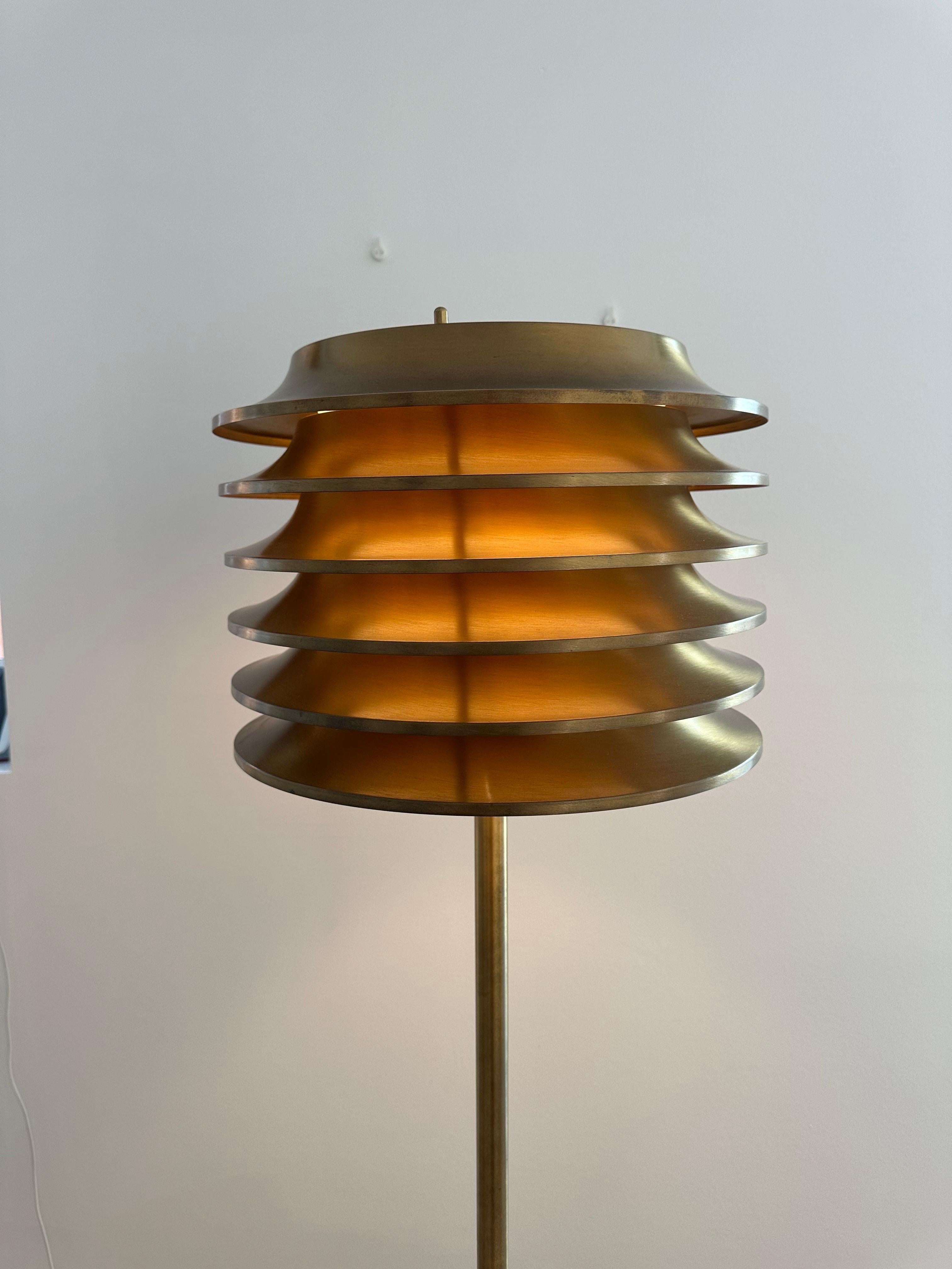 La lampada è stata progettata da Kai Ruokonen (Finnmark) per l'Hotel Vaakuna di Helsinki negli anni Settanta.  Una lampada molto semplice ma elegante in ottone pieno con una bella patina.



