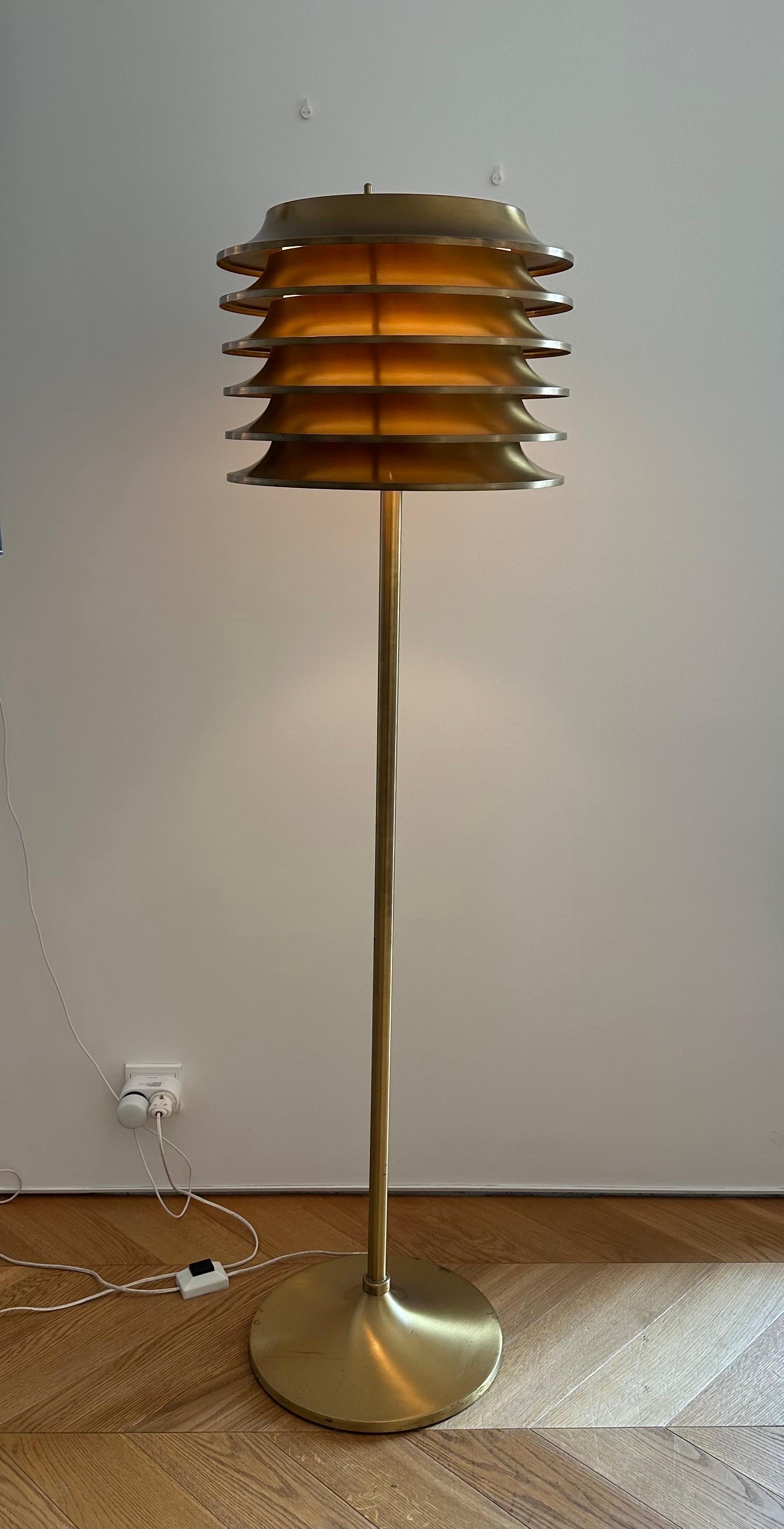 Finlandese Lampada da terra Kai Ruokonen / Kai Finnmark per il Vaakuna Hotel, anni '70 in vendita