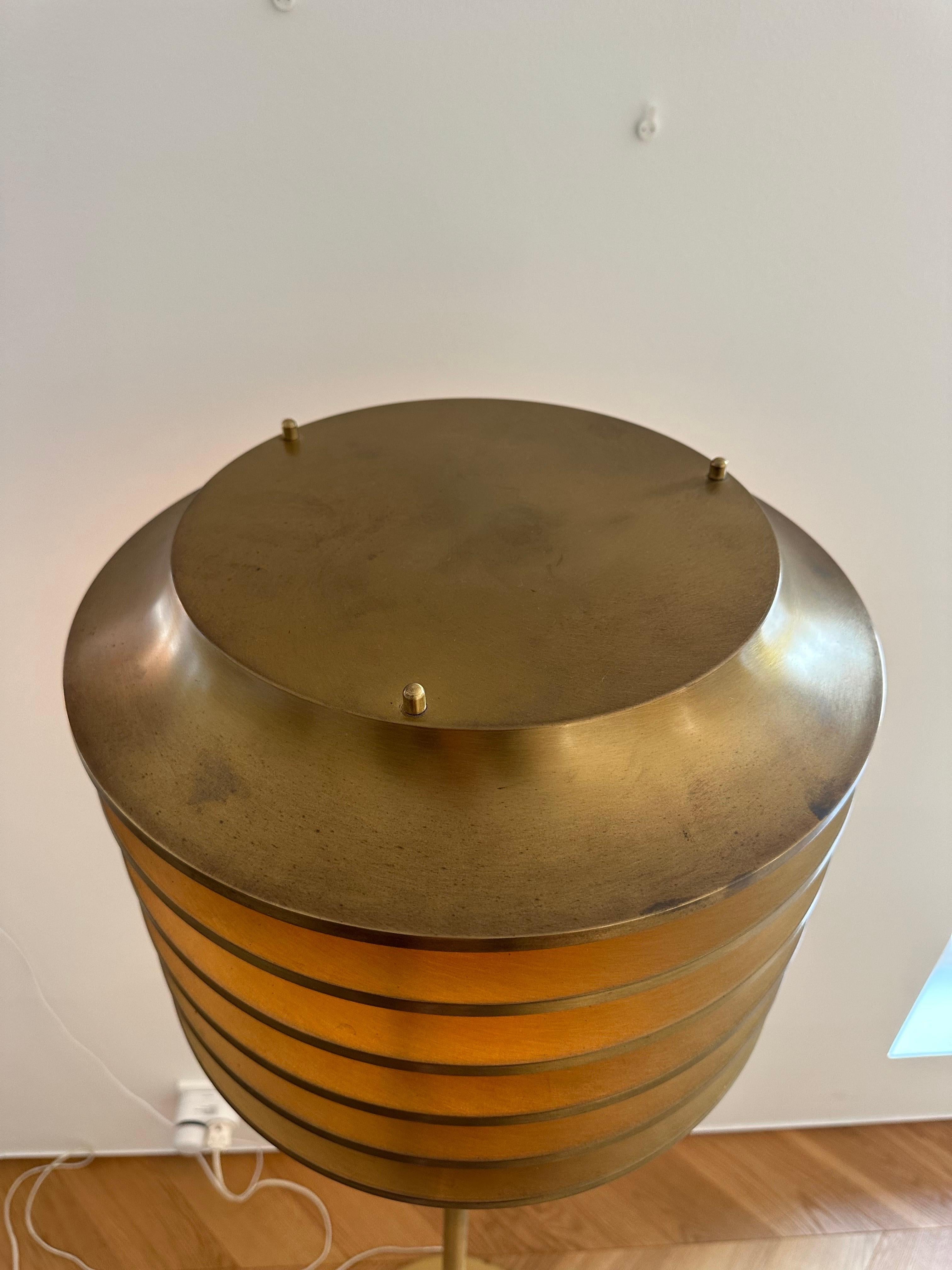 Ottone Lampada da terra Kai Ruokonen / Kai Finnmark per il Vaakuna Hotel, anni '70 in vendita