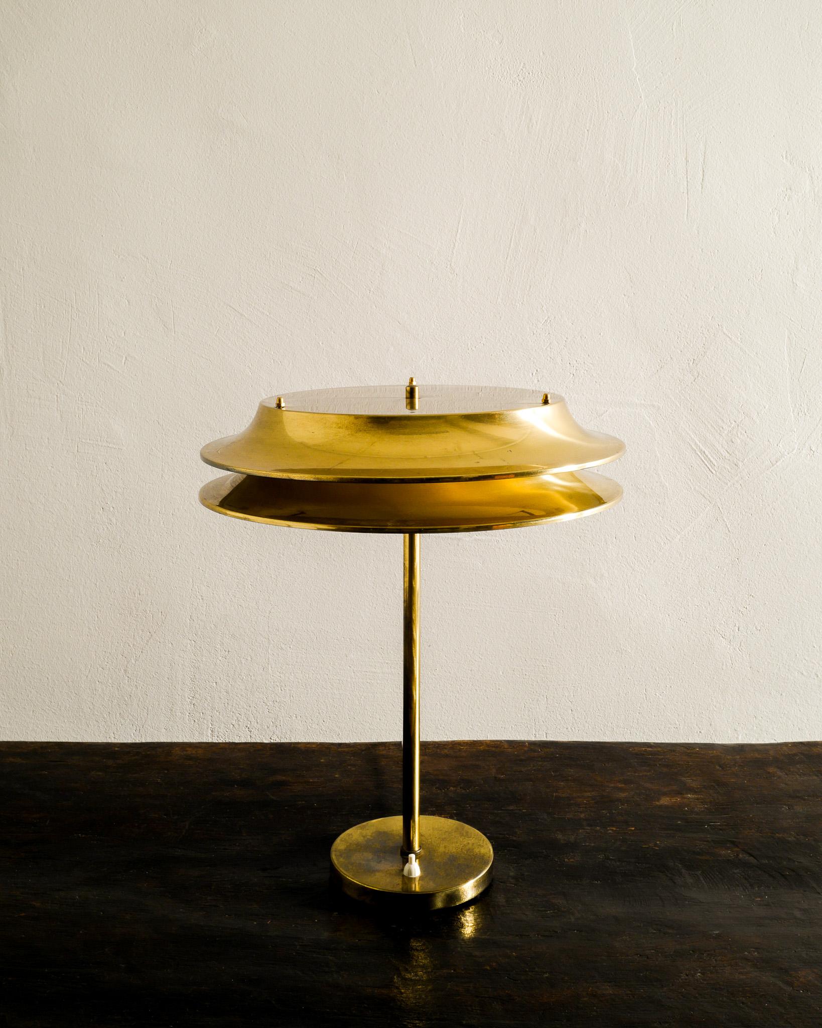 Rare mid century and Scandinavian modern table / desk lamp by Kai Ruokonen and produced by Lynx, Finland 1960s. In good original condition with patina from age and use. Stamped Lynx at the inside of the shade. 

Dimensions: H: 17.72 in (45 cm)