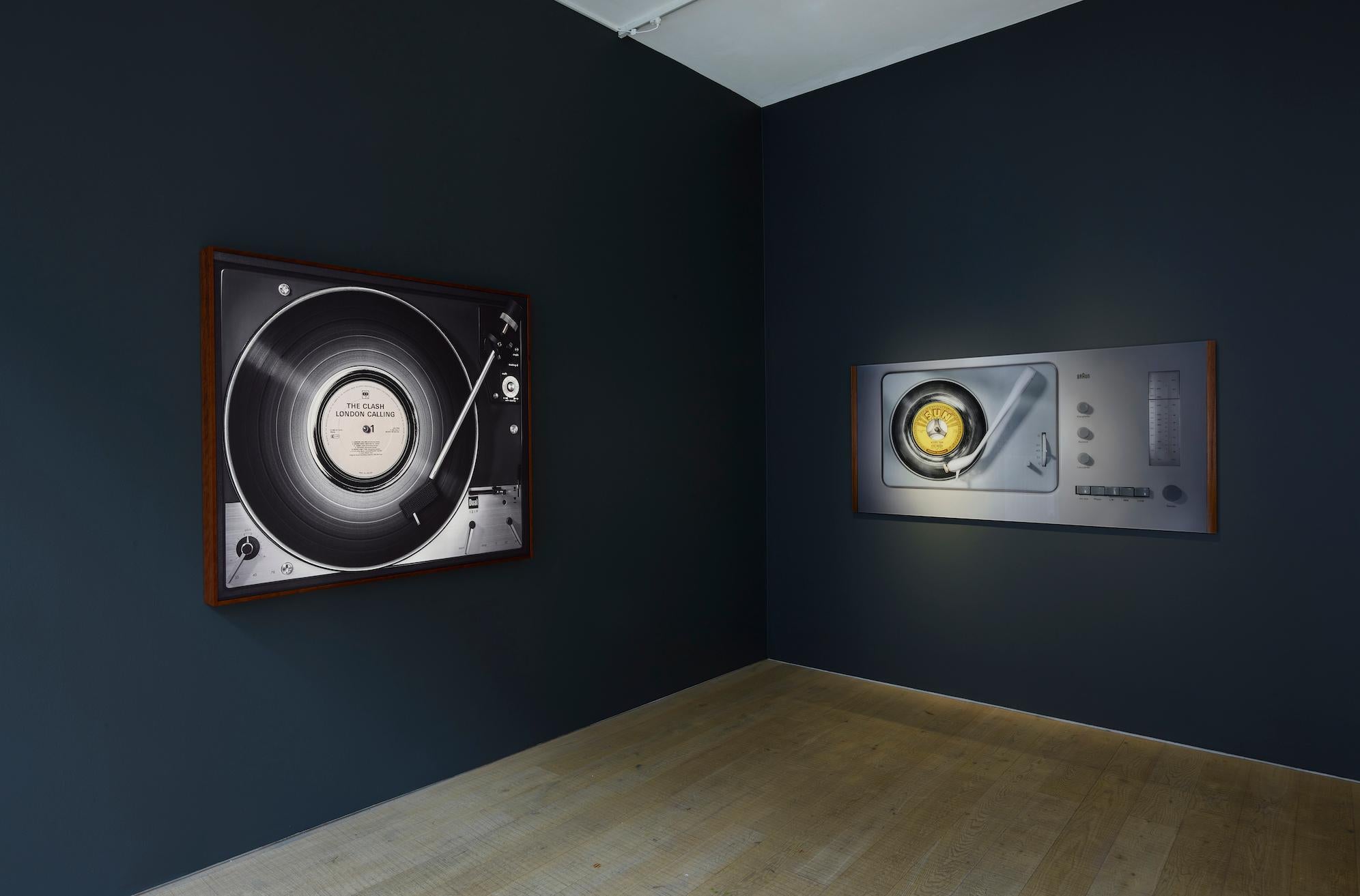 Edición de 3
Montado sobre plexiglás
Enmarcado

Kai Schäfer es un aclamado fotógrafo alemán apasionado por los discos de vinilo y los tocadiscos icónicos. La serie World Records celebra algunos de los mejores y más característicos álbumes de la