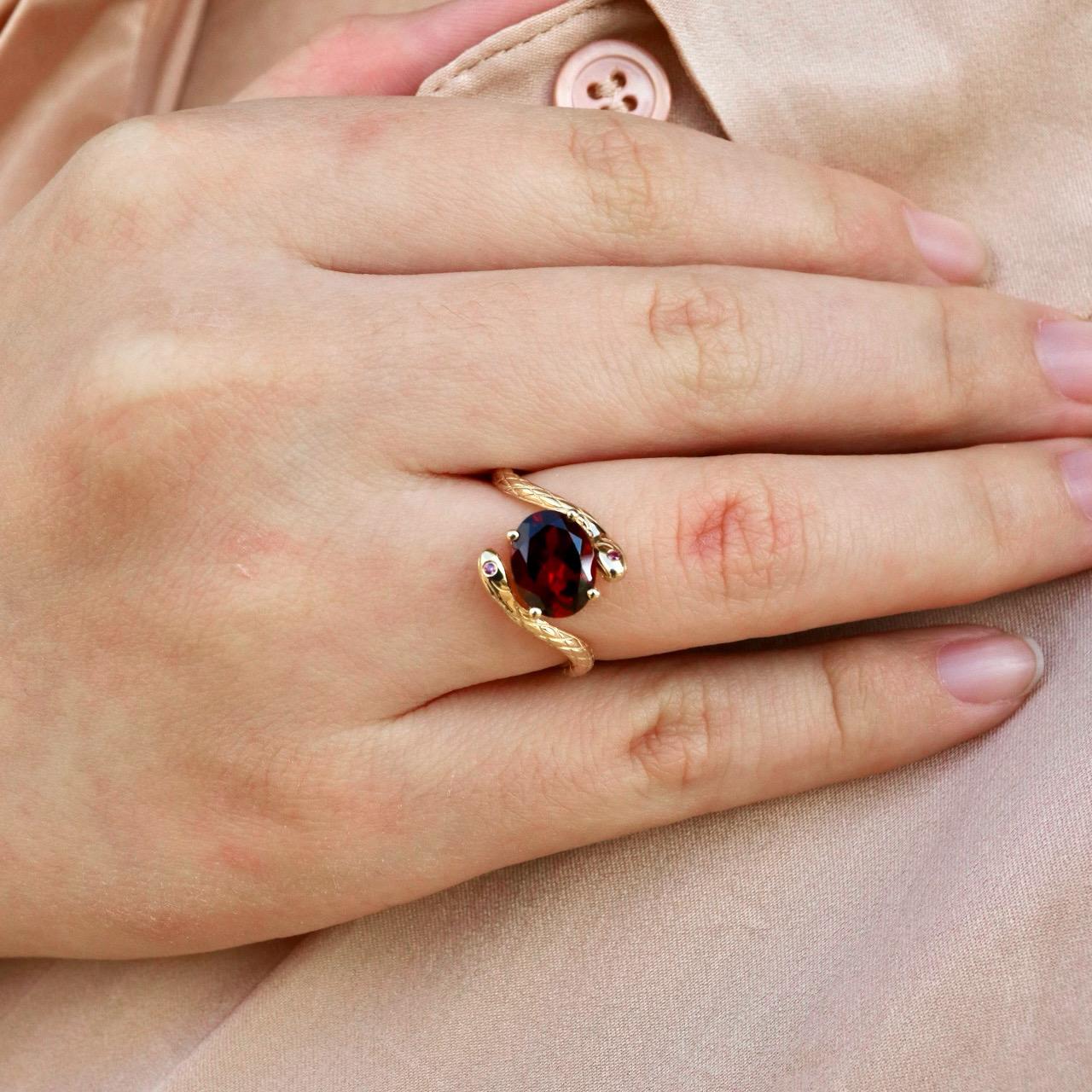 Kai Snake 1.82 ctw Garnet Ruby East-West Ring in 14K Solid Gold In New Condition For Sale In Rowland Heights, CA