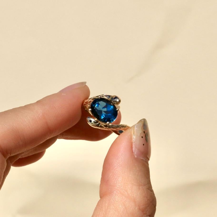 Moderne Bague Kai Snake London Blue Topaz Sapphire East-West en vente