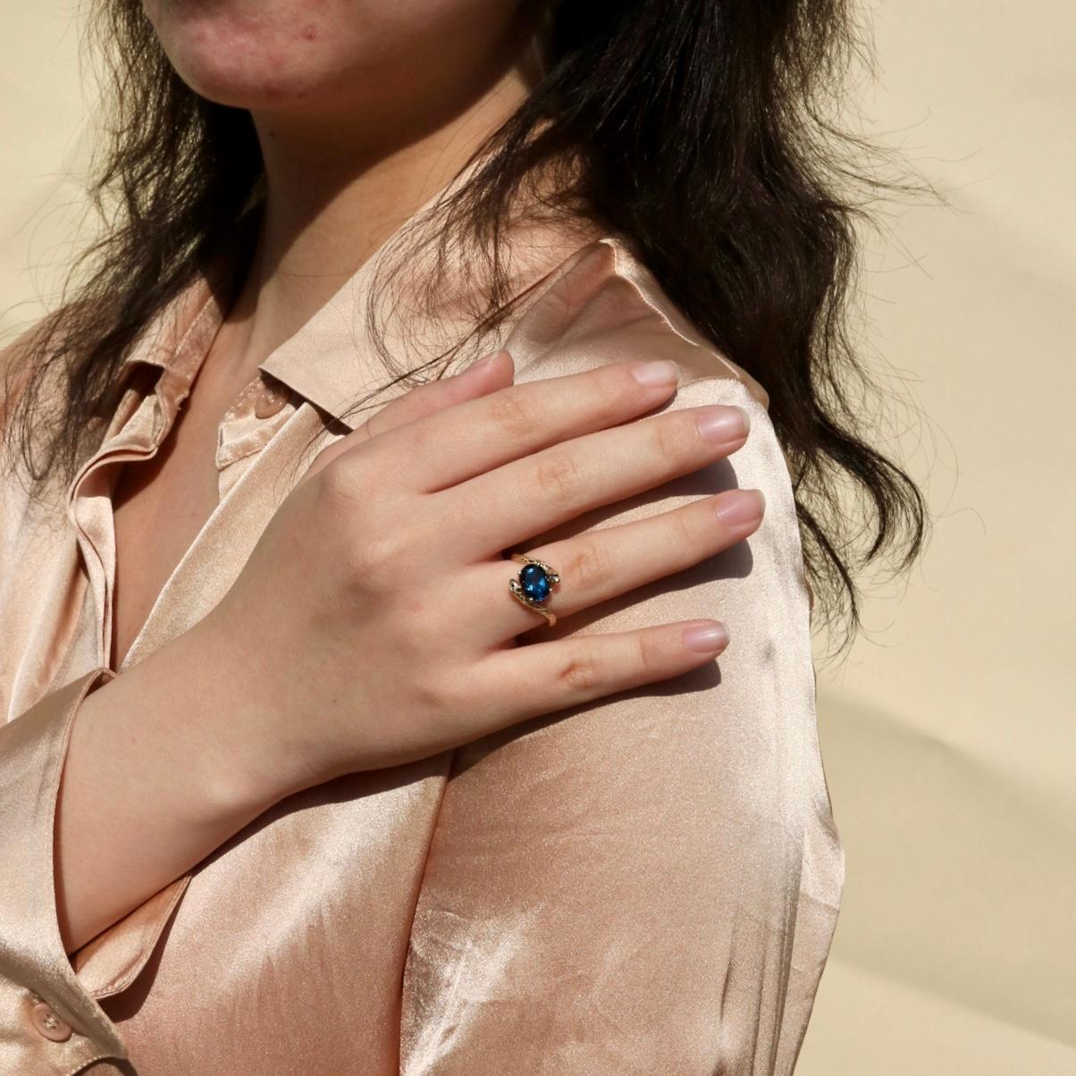 Bague Kai Snake London Blue Topaz Sapphire East-West Neuf - En vente à Rowland Heights, CA