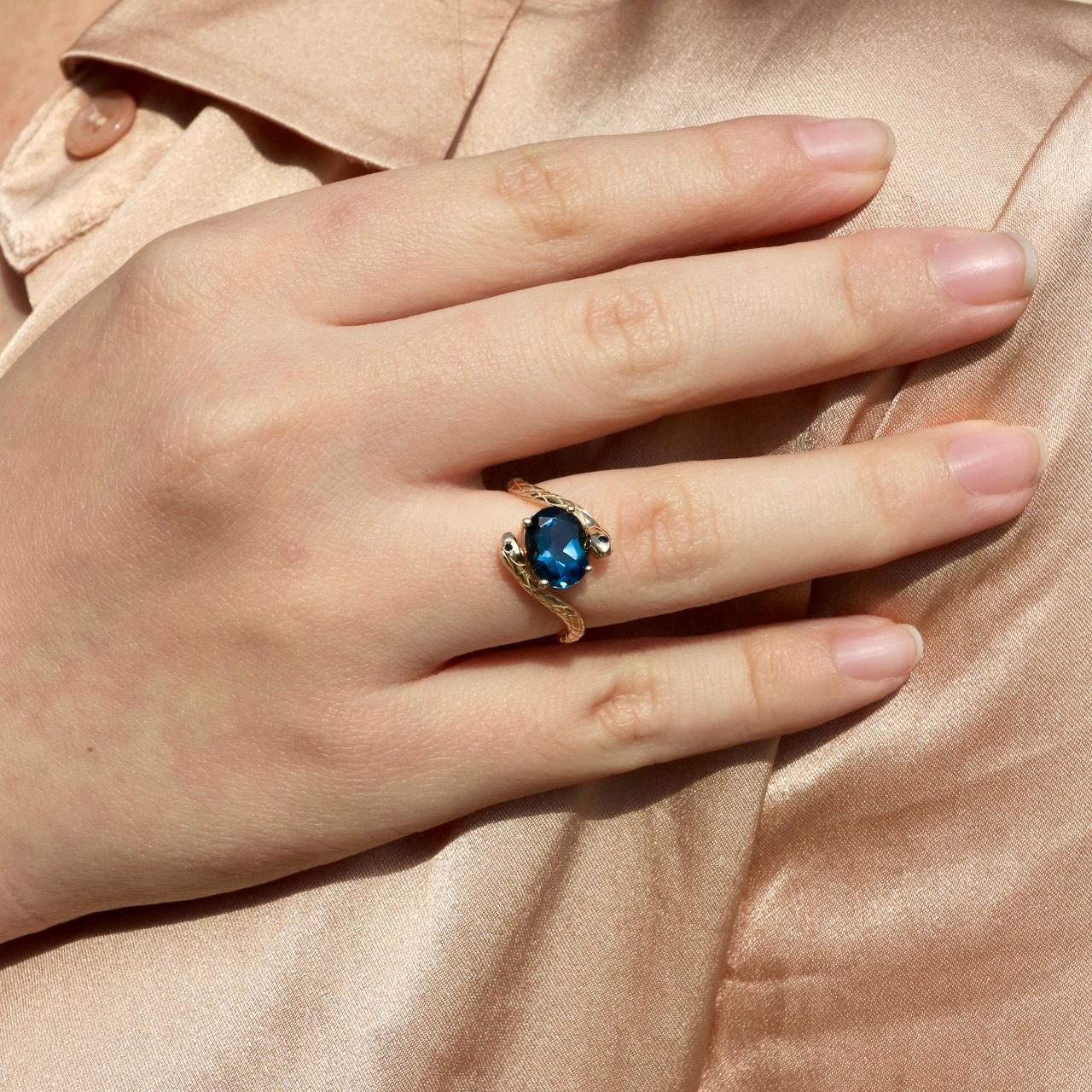 Bague Kai Snake London Blue Topaz Sapphire East-West en vente 1